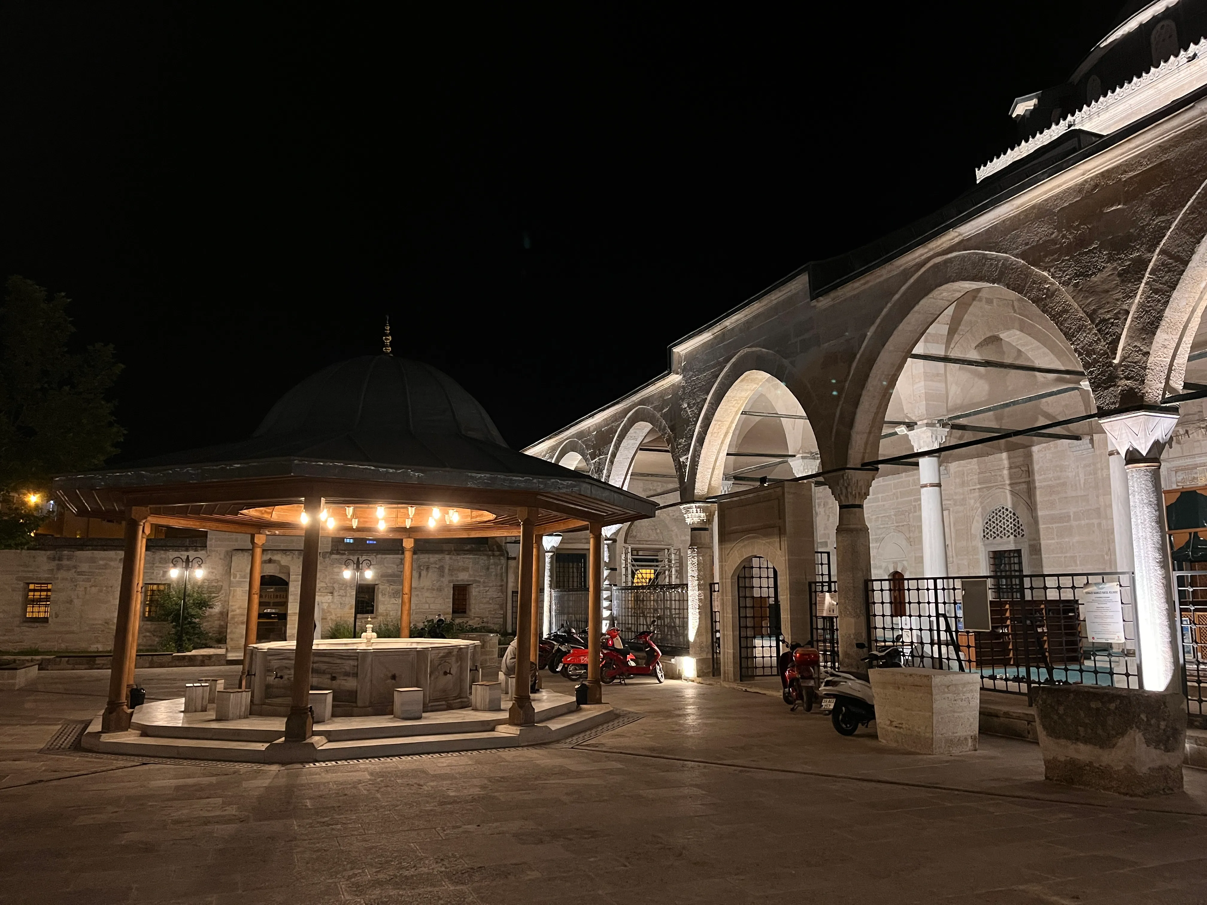 Avlunun gece görünümü