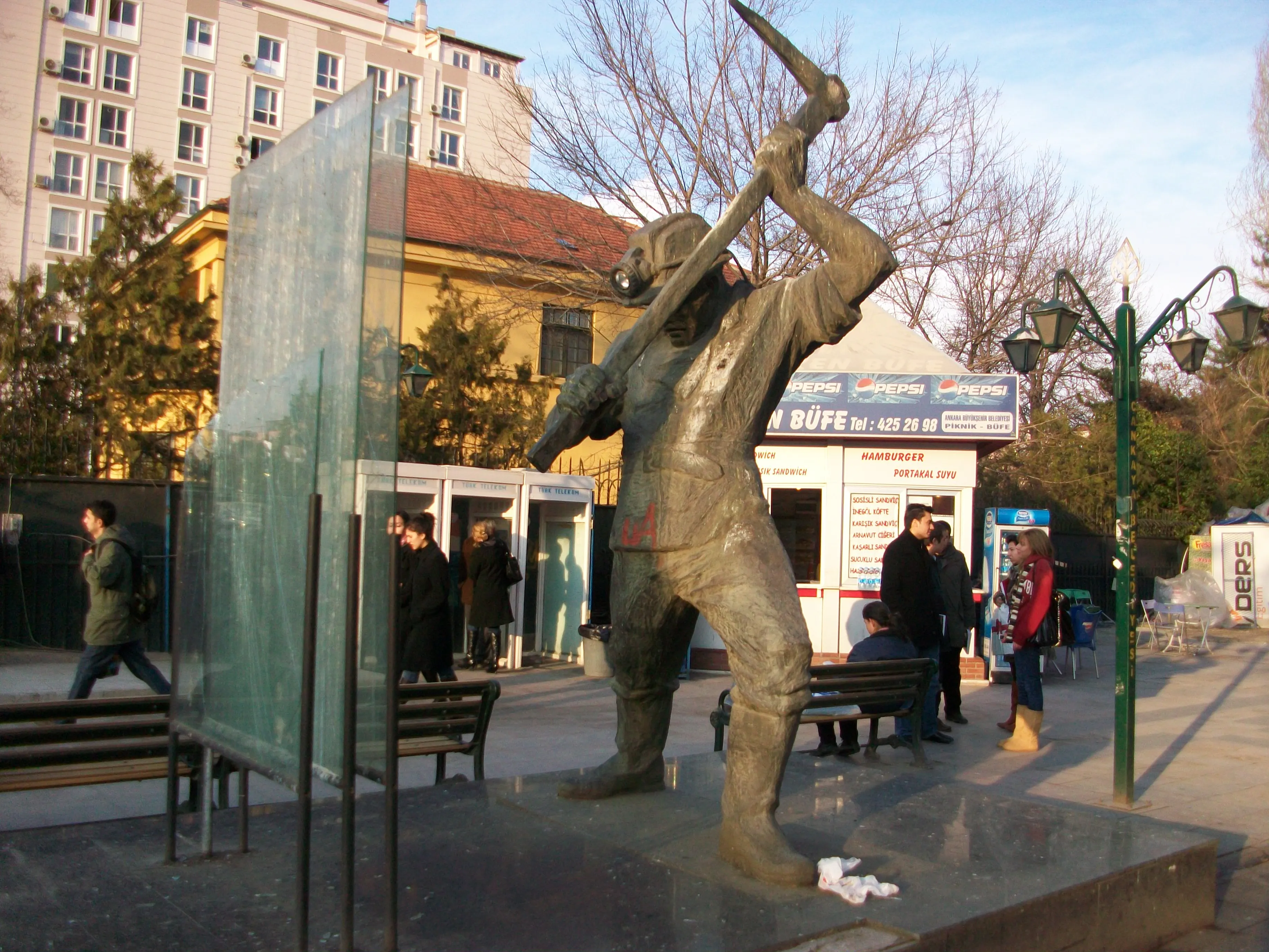 2009'da Olgunlar Caddesi'ndeki Madenci Heykeli