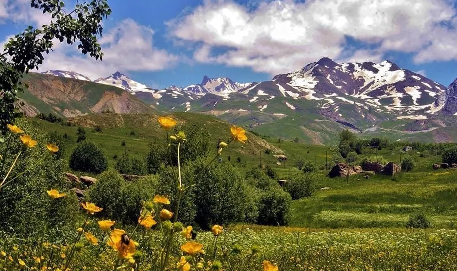 Hakkari'de bulunan konak köyü eşsiz manzarası ile insanı isviçre alp dağlarına götüren bir coğrafyaya sahiptir kâr orda kışın değil 4 mevsim dede olur