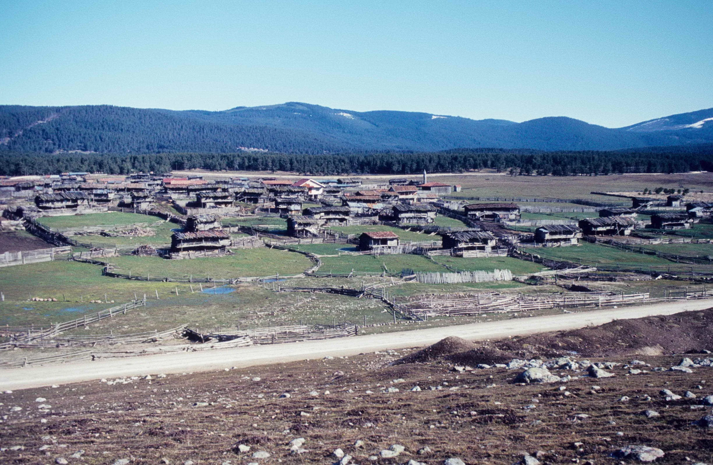 Ön planda Kuzgölcük, Seben, arka planda ise Köroğlu Dağları (Mart 1984)