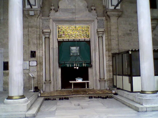 Avlu girişi