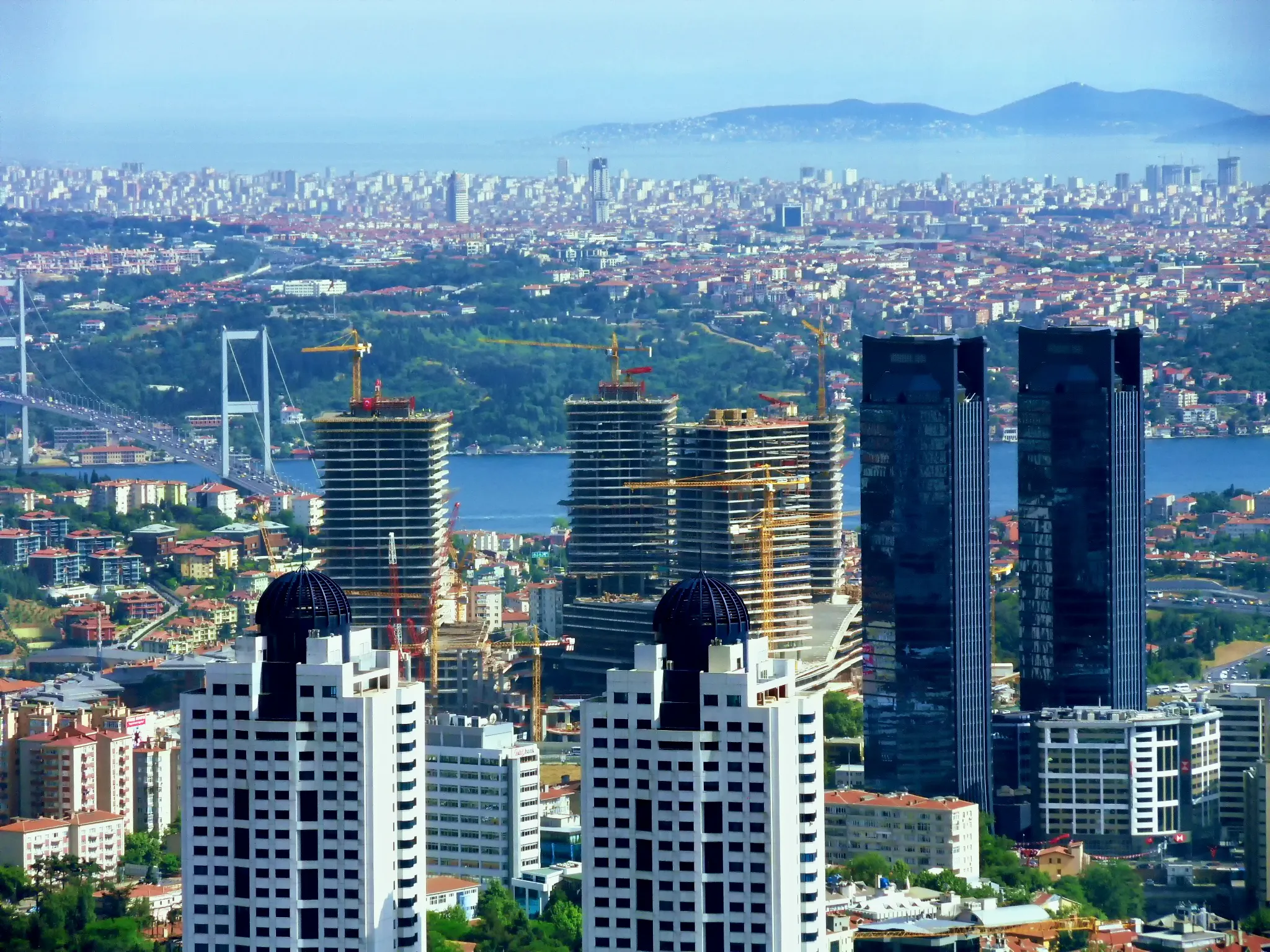 Bir gökdelenin tepesinden Levent, arkada Zorlu Center inşaat halinde (2011)