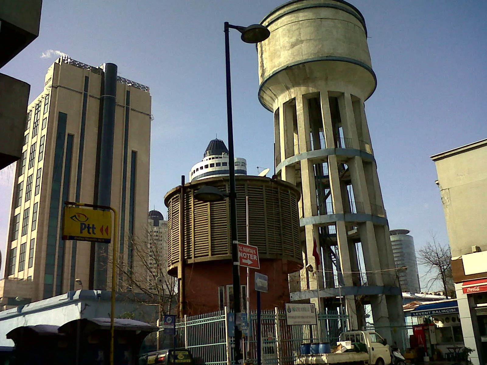 Levent Su Kulesi ve PTT, arkada Istanbul Edition Hotel
