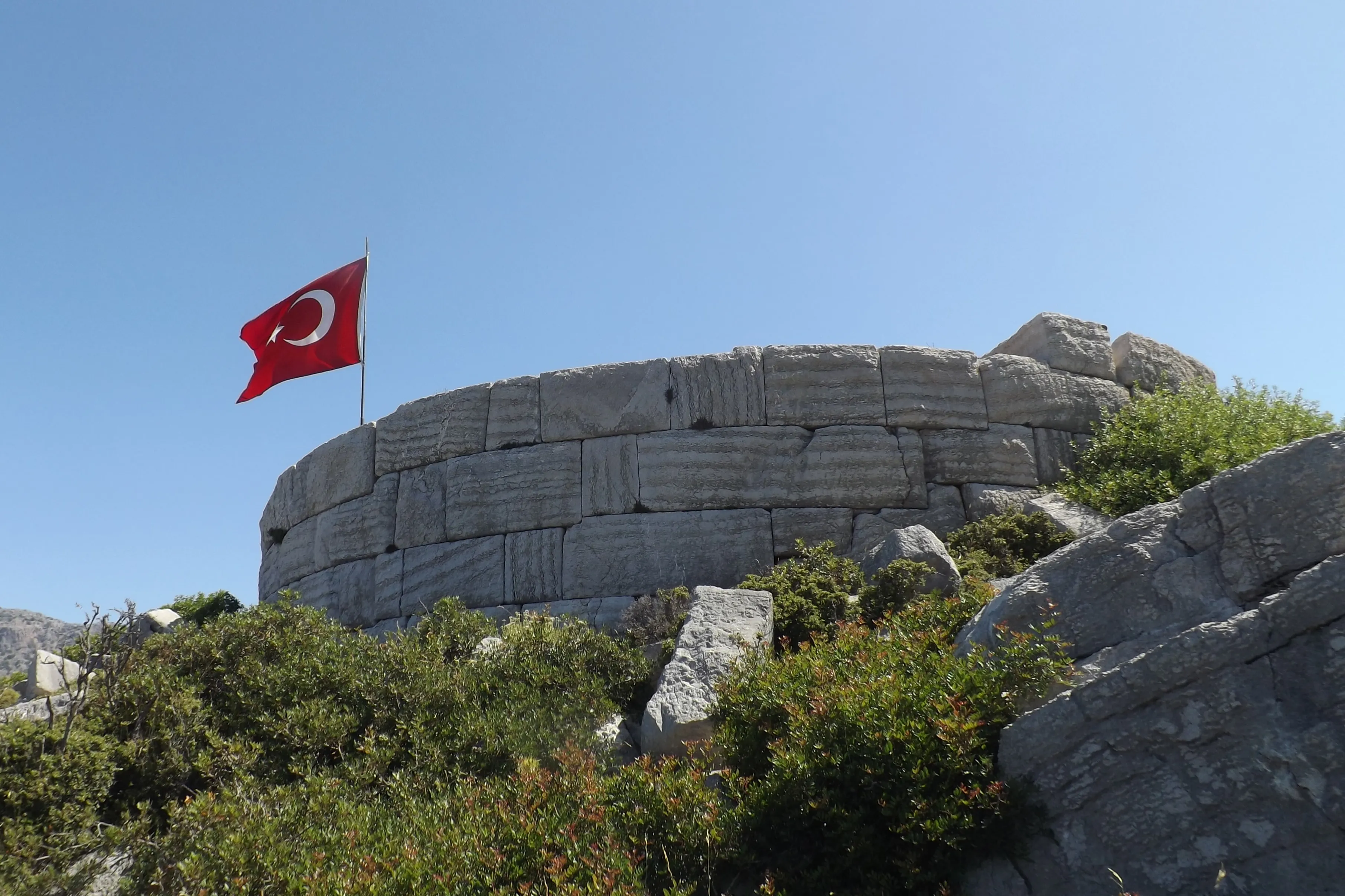 Loryma Kalesinin dış duvarında yuvarlak bloklar