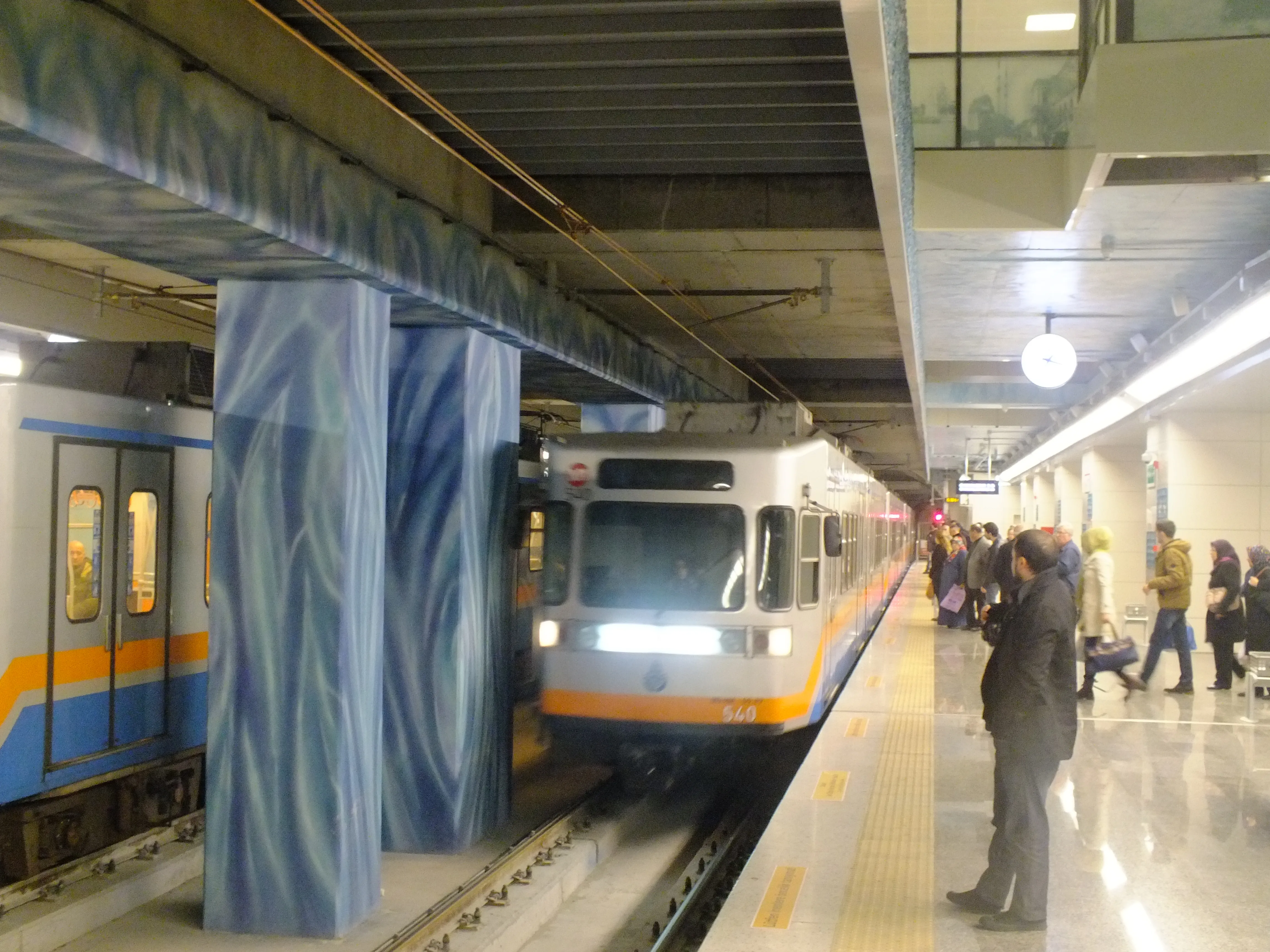 Metro aracı Yenikapı Metro İstasyonu'na girerken.