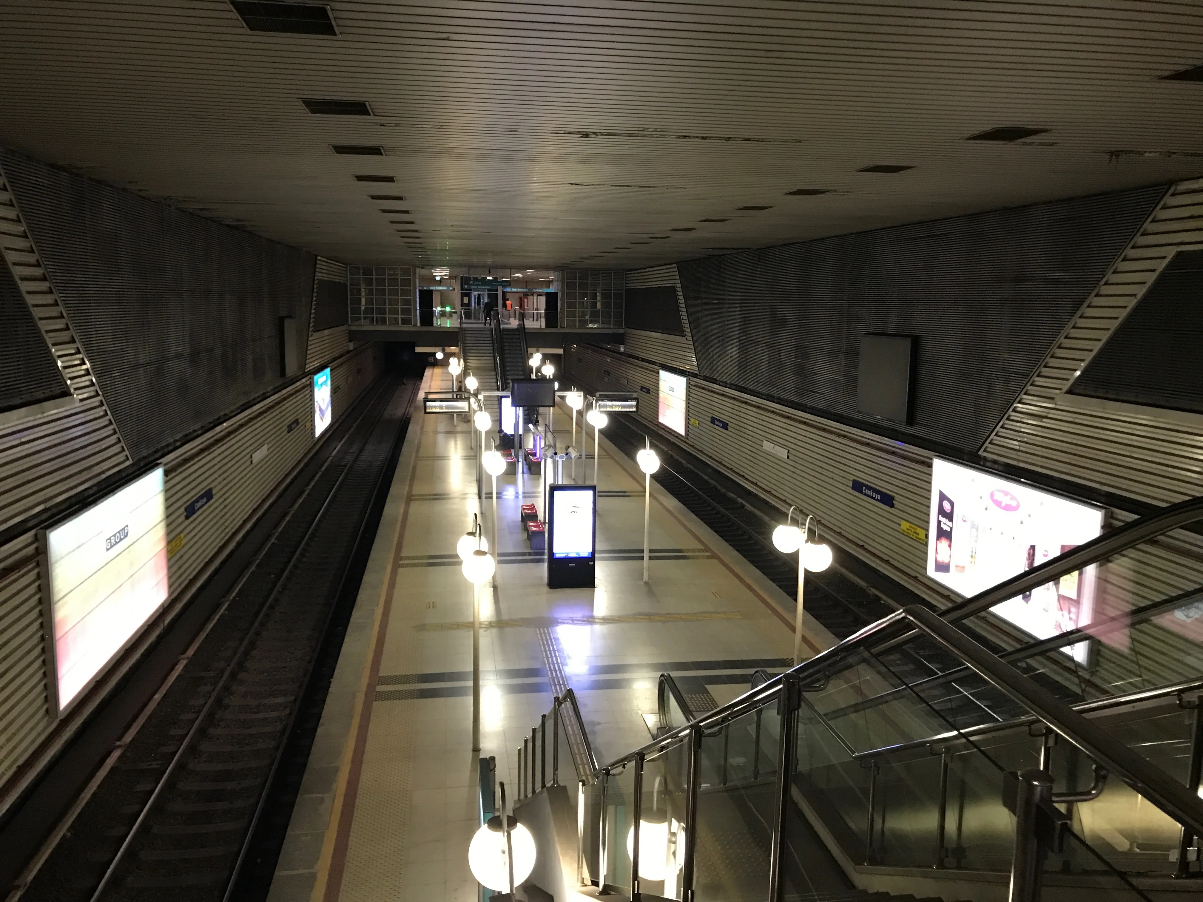 Stadyum istasyonunun dışı (solda) ve Çankaya istasyonunun içi