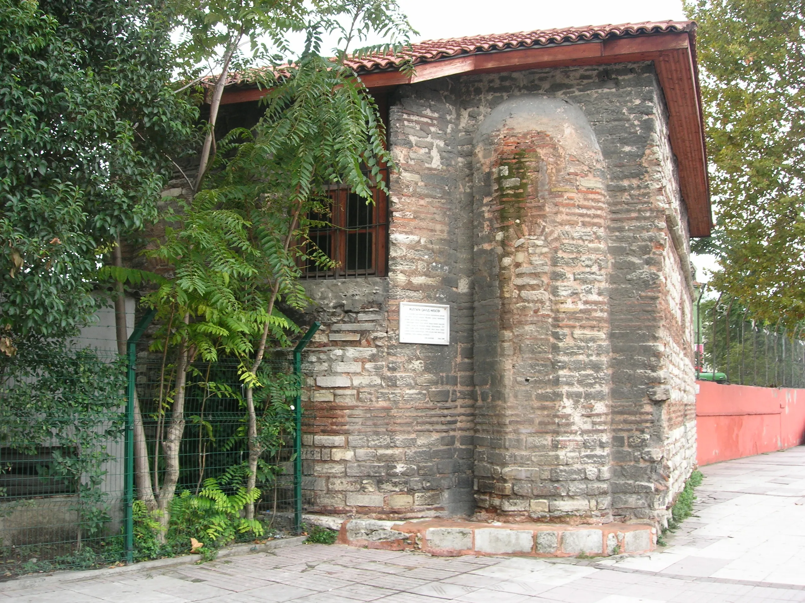 Apsisli doğu kenarı