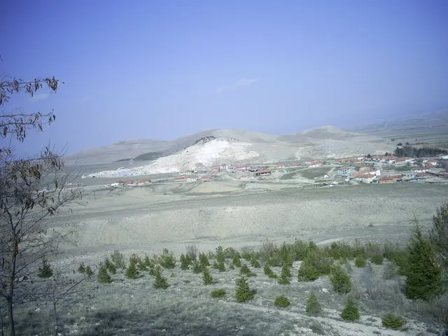 Köyden bir görünüm (Nisan 2005)