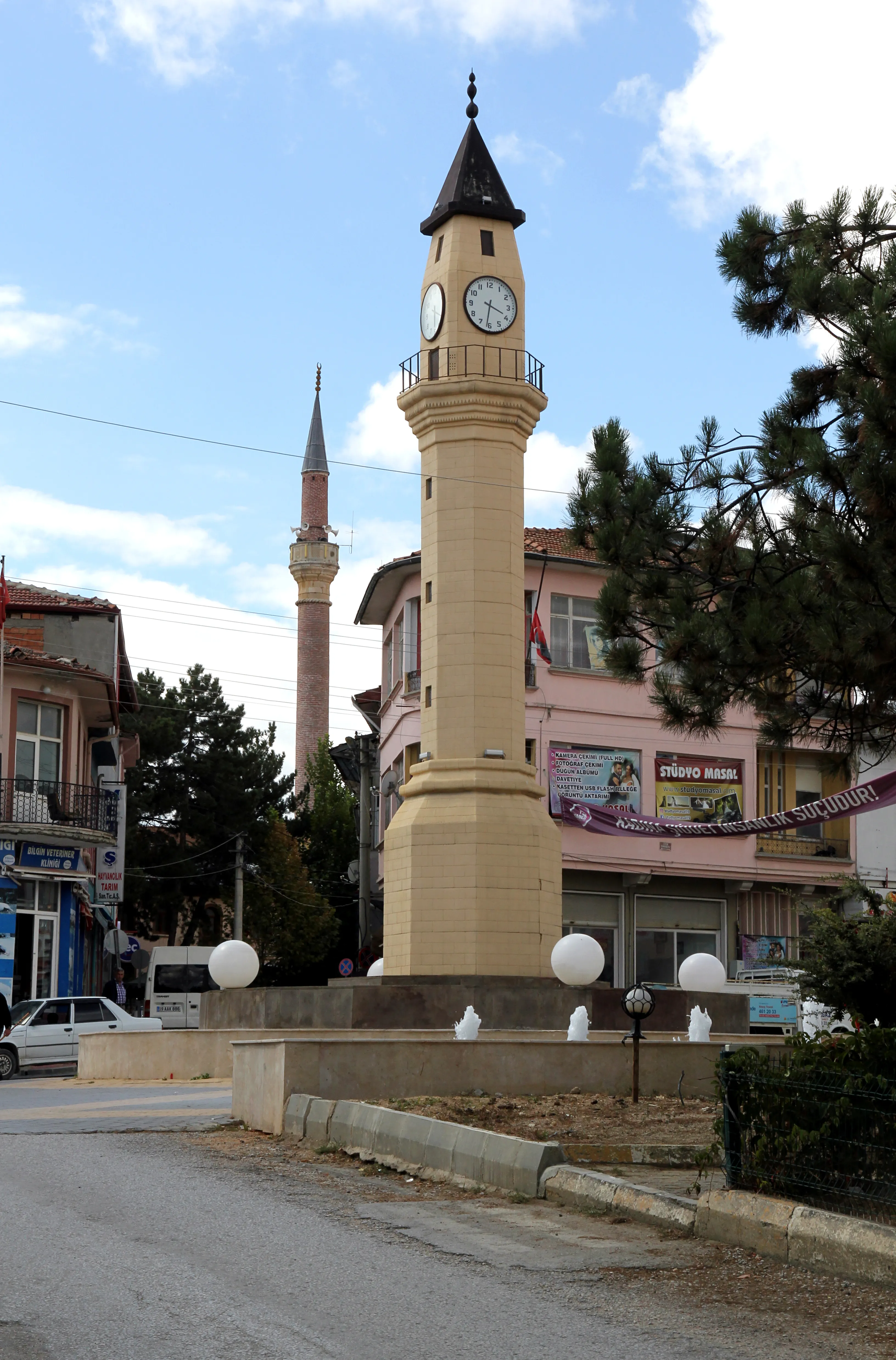 Mecitözü kasaba merkezinde meydan ve saat kulesi (2022)