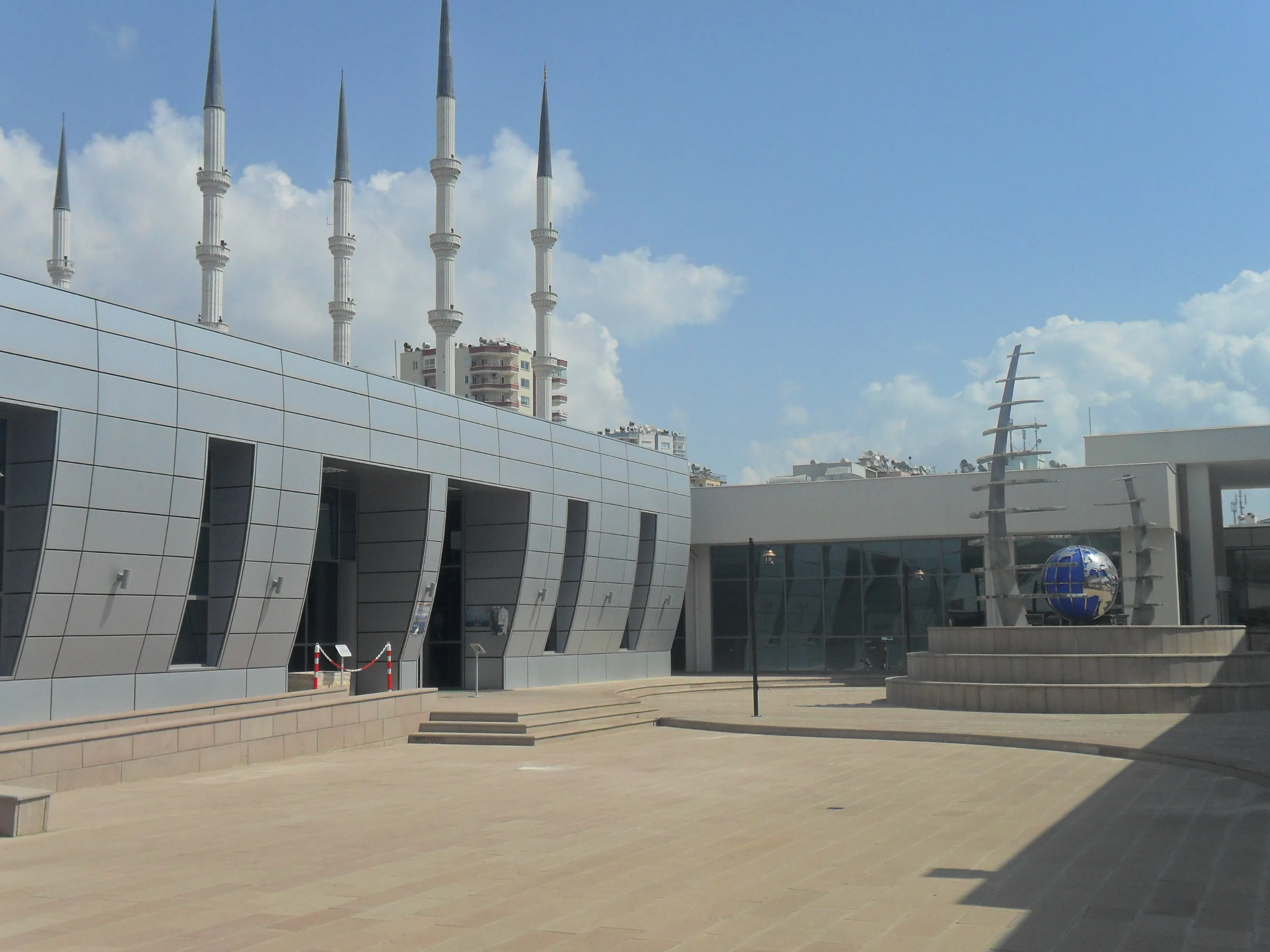 Mersin Deniz Müzesi avlusu