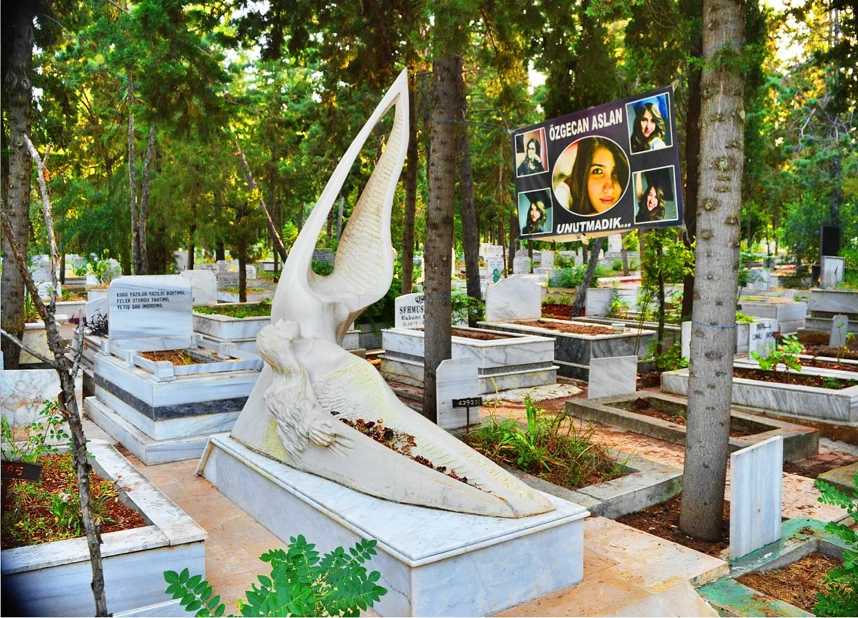 Özgecan Aslan'ın mezarı.