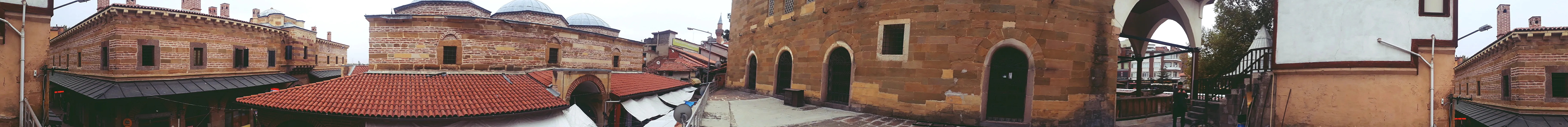 2017 yılının Ekim ayında Kara Mustafa Paşa Cami'nin yan avlusundan çekilen panorama. En sol baştan sırayla Taşhan, hemen yanında Bedesten, -uzak açıda- Dönertaş Cami minaresi ve Kara Mustafa Paşa Caminin yan cephesi ile avlusu görülmektedir.