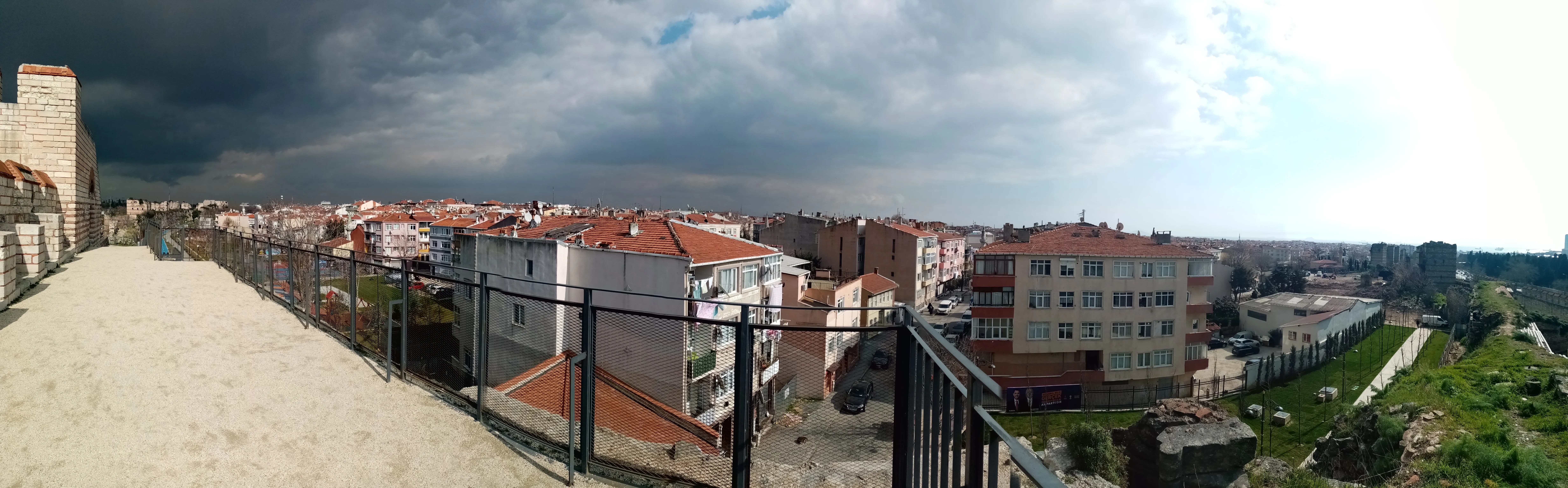 Mahallenin sınırını belirleyen İstanbul Surlarından çekilmiş panoramik görüntü, Şubat 2024