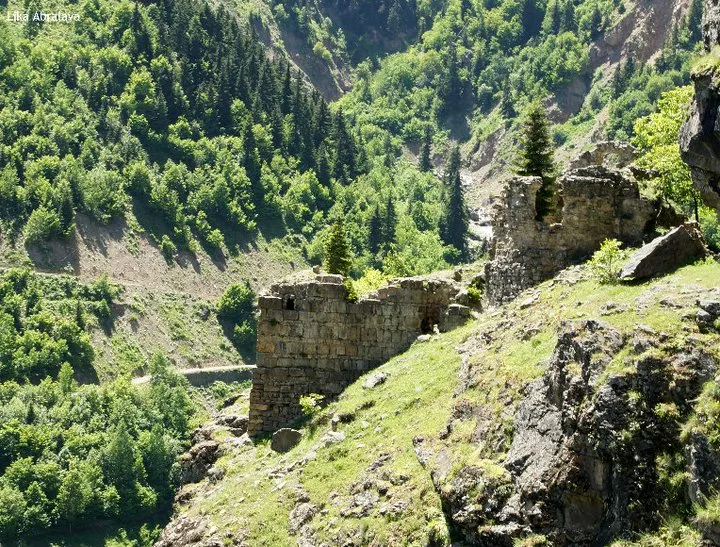 Parehi Manastırı'ndan geriye kalan duvarlar