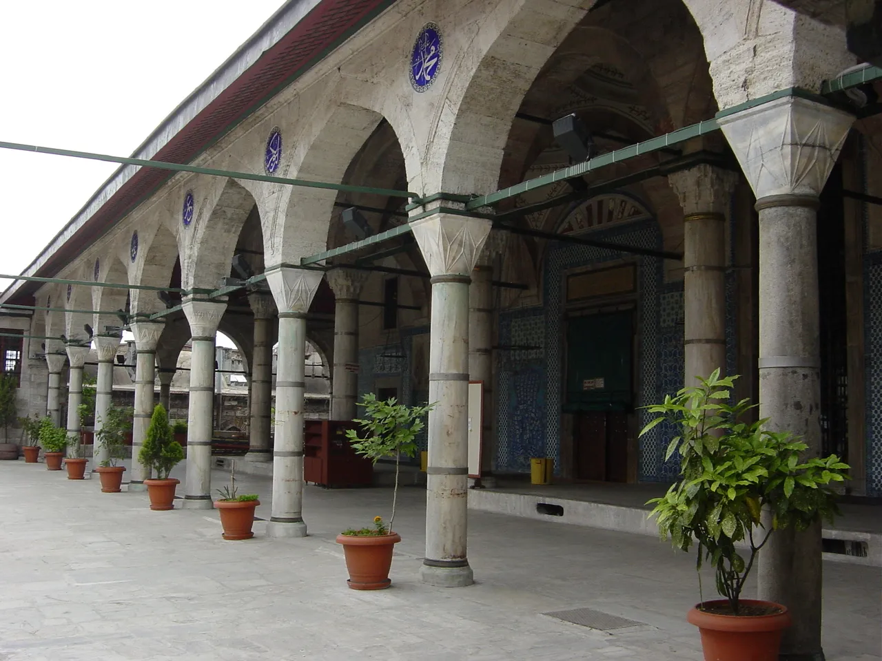Bir sıra kemer.