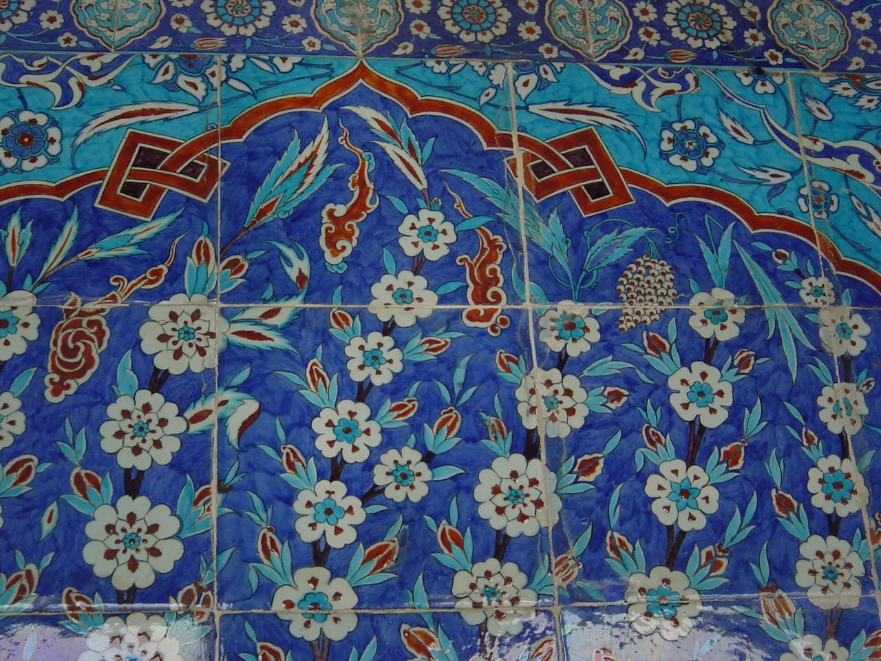 Süsleme çiniler.