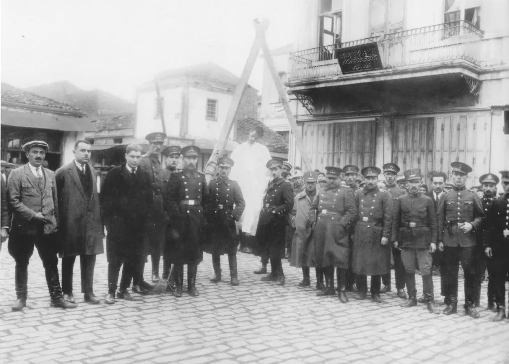 Saathane Meydan'ında bir idam sonra çekilen 1925 yılına ait fotoğraf.