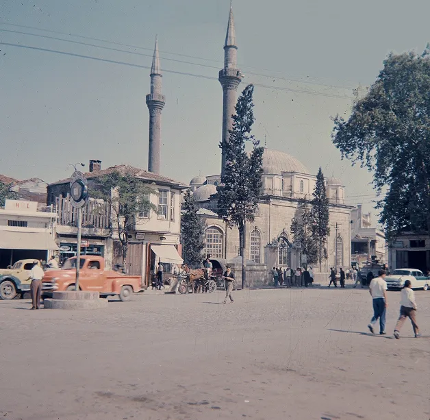 Saat kulesi deprem sonrası hasar görüp yıkılmıştır. Fotoğraf kulesiz Saathane Meydanı günlerine ait.