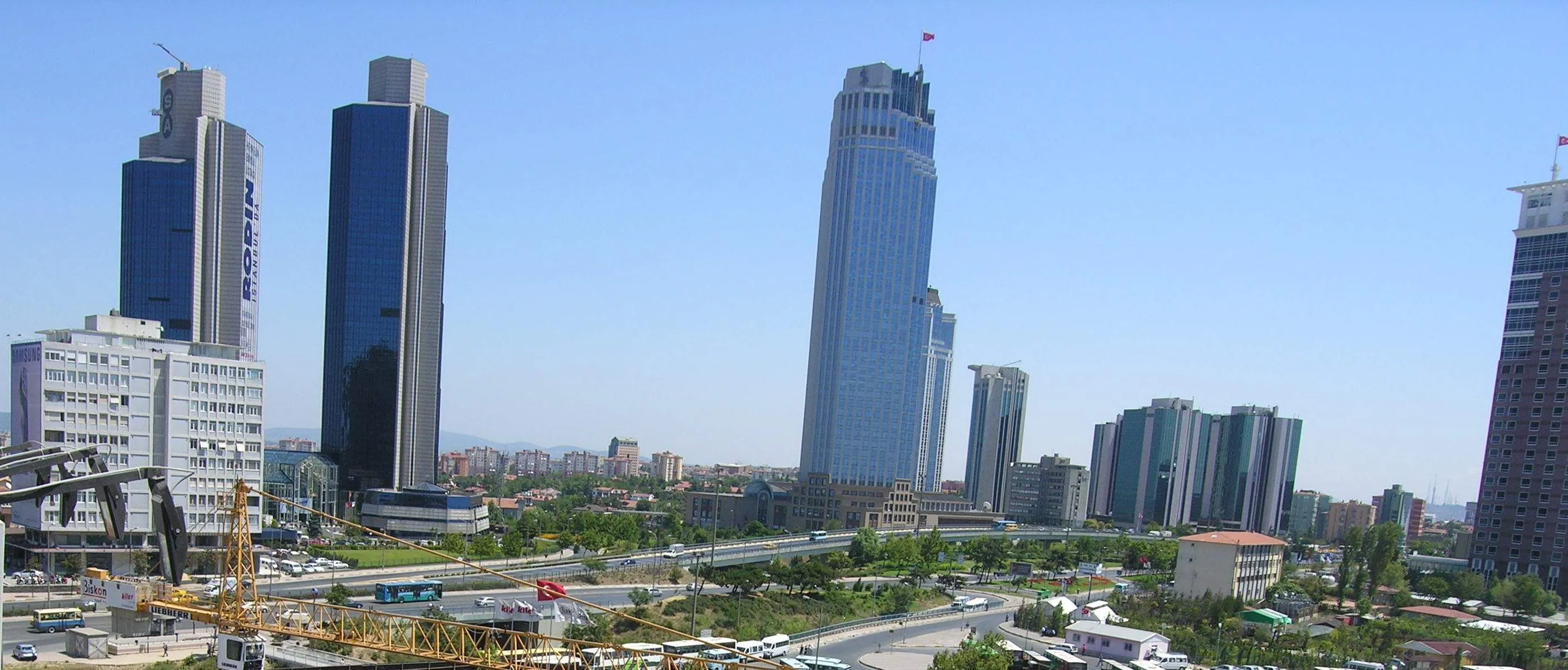 Sabancı Center solda, İş Kuleleri ortada ve Tekfen Tower'ın bir kısmı sağda yer almaktadır.