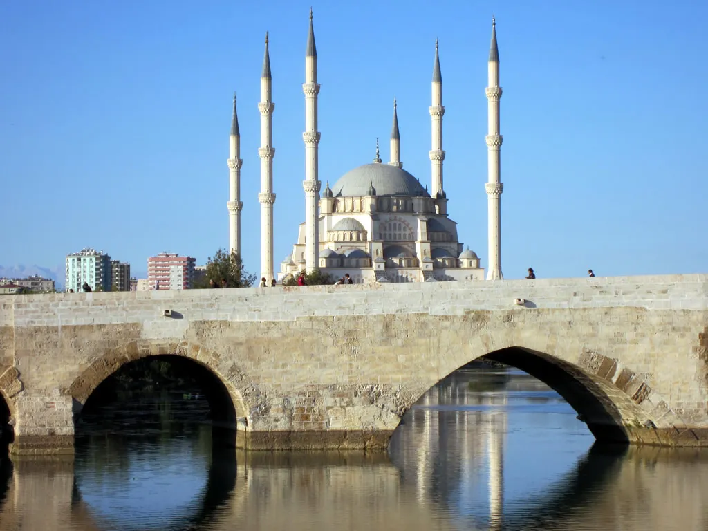 Tarihi Taşköprü arkasından görünümü