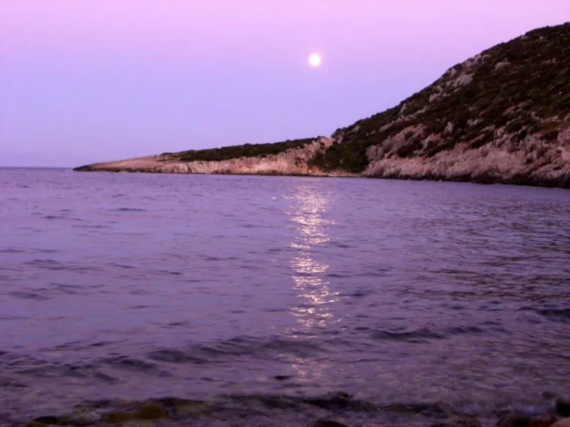 Mahallenin plajından ay manzarası