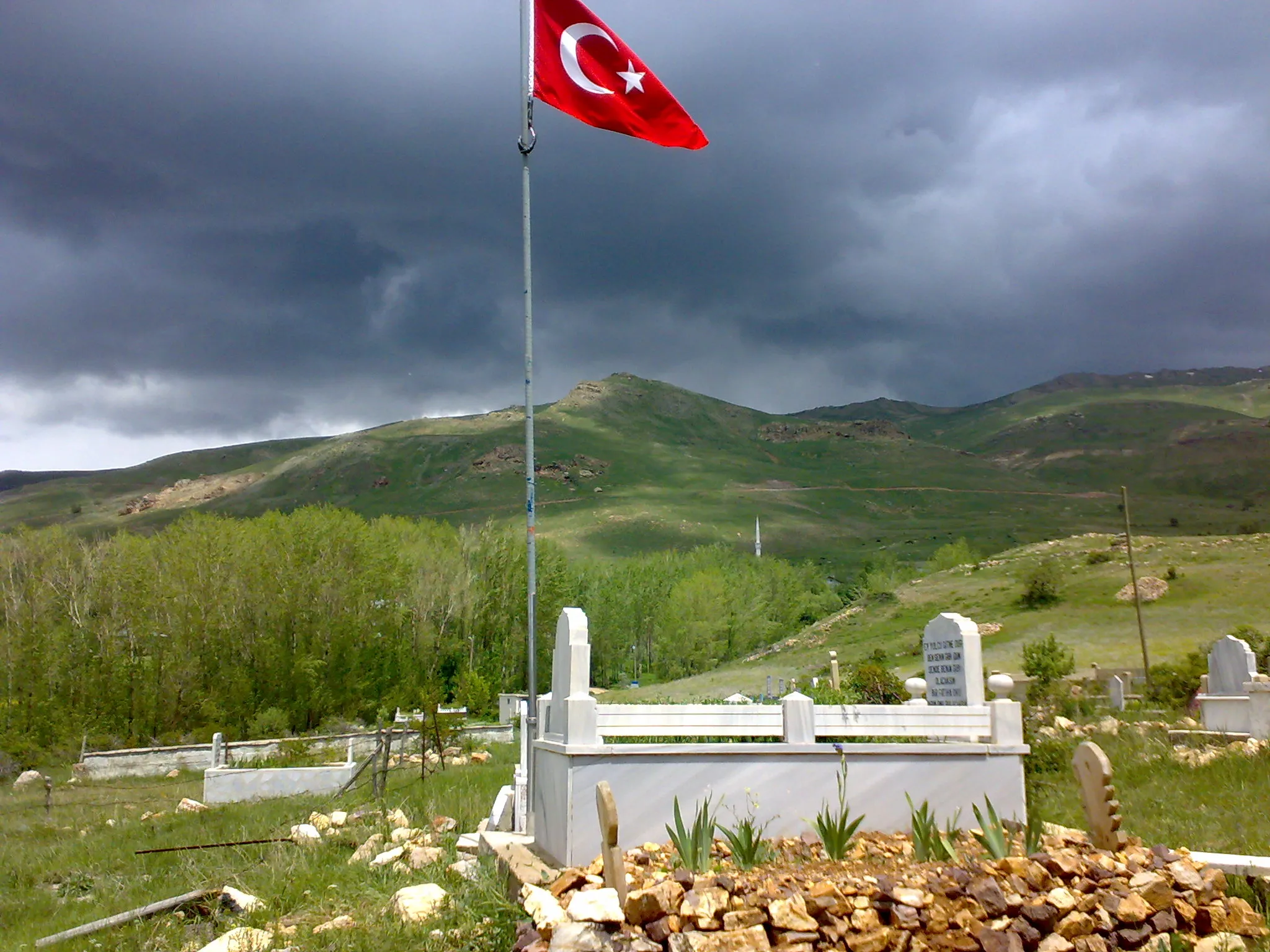 Köydeki mezarlıktan bir görüntü