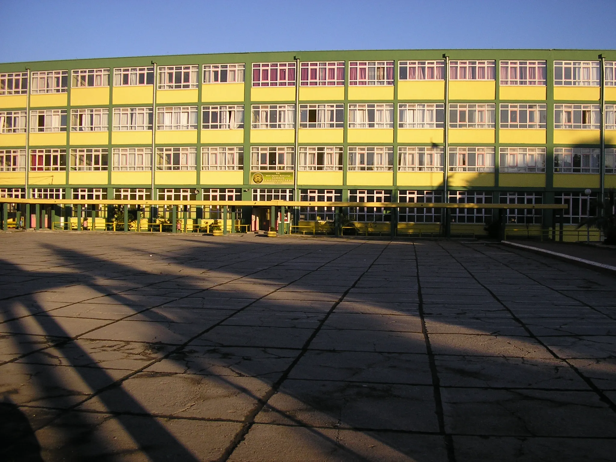 Eski bina ön bahçe