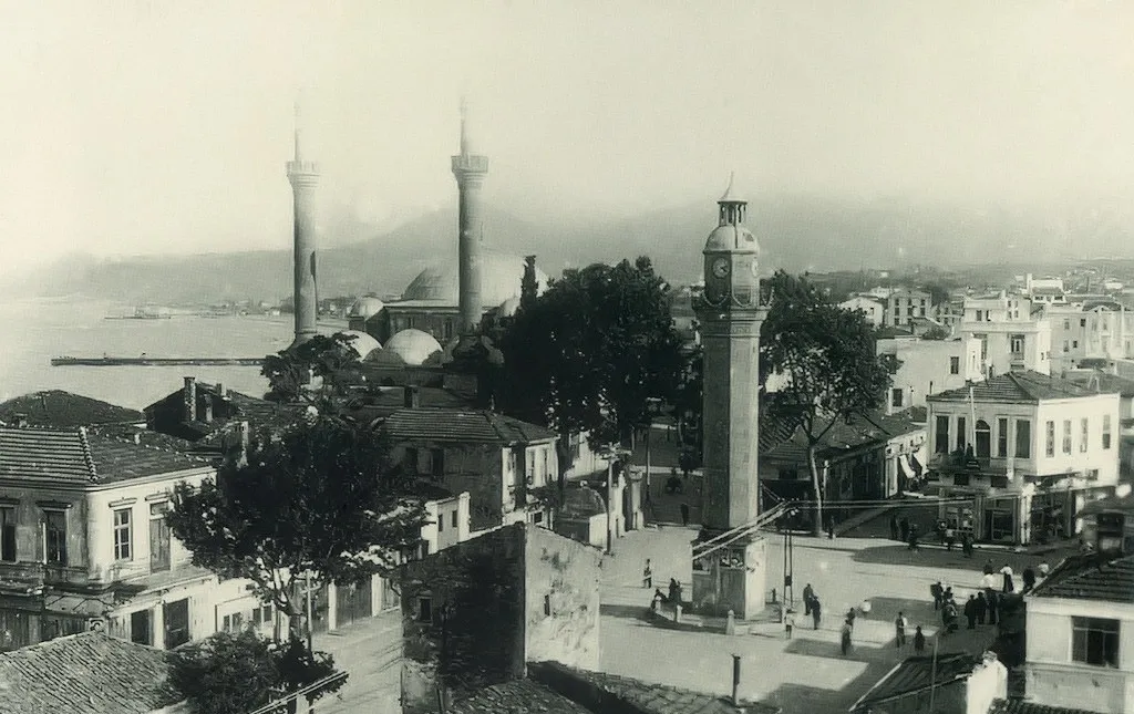 Cumhuriyetin ilk yıllarına ait bir fotoğraf. Saathane Meydanı'nın ortasında saat kulesi görünüyor.