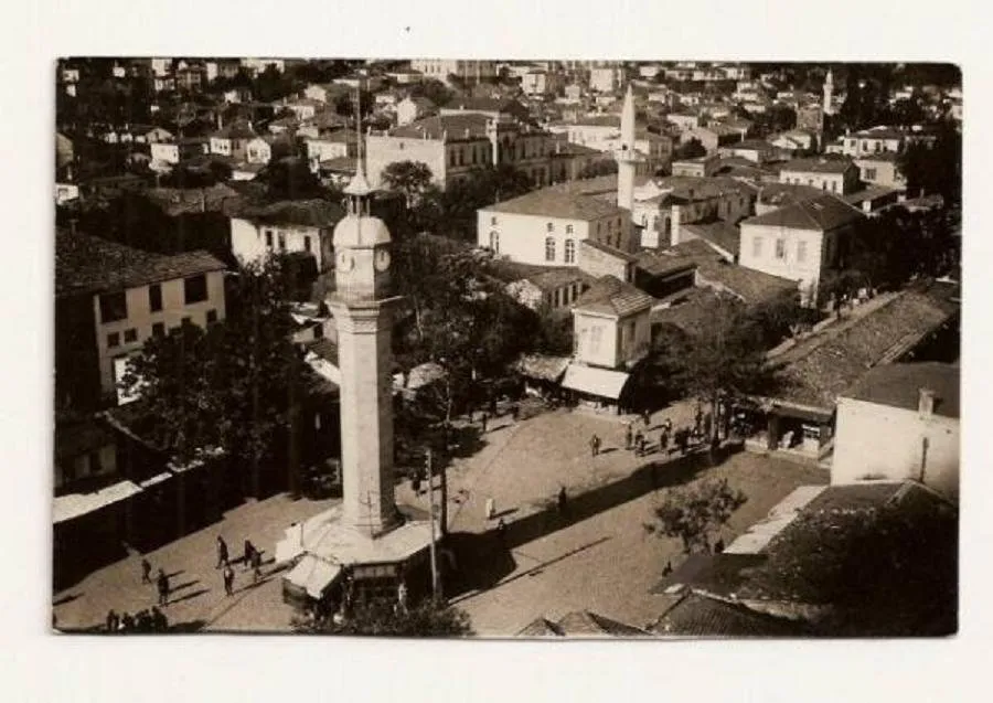 1920'li yıllarda meydandan bir görünüm. Saat kulesinin dibinde satıcılar yer alıyor.