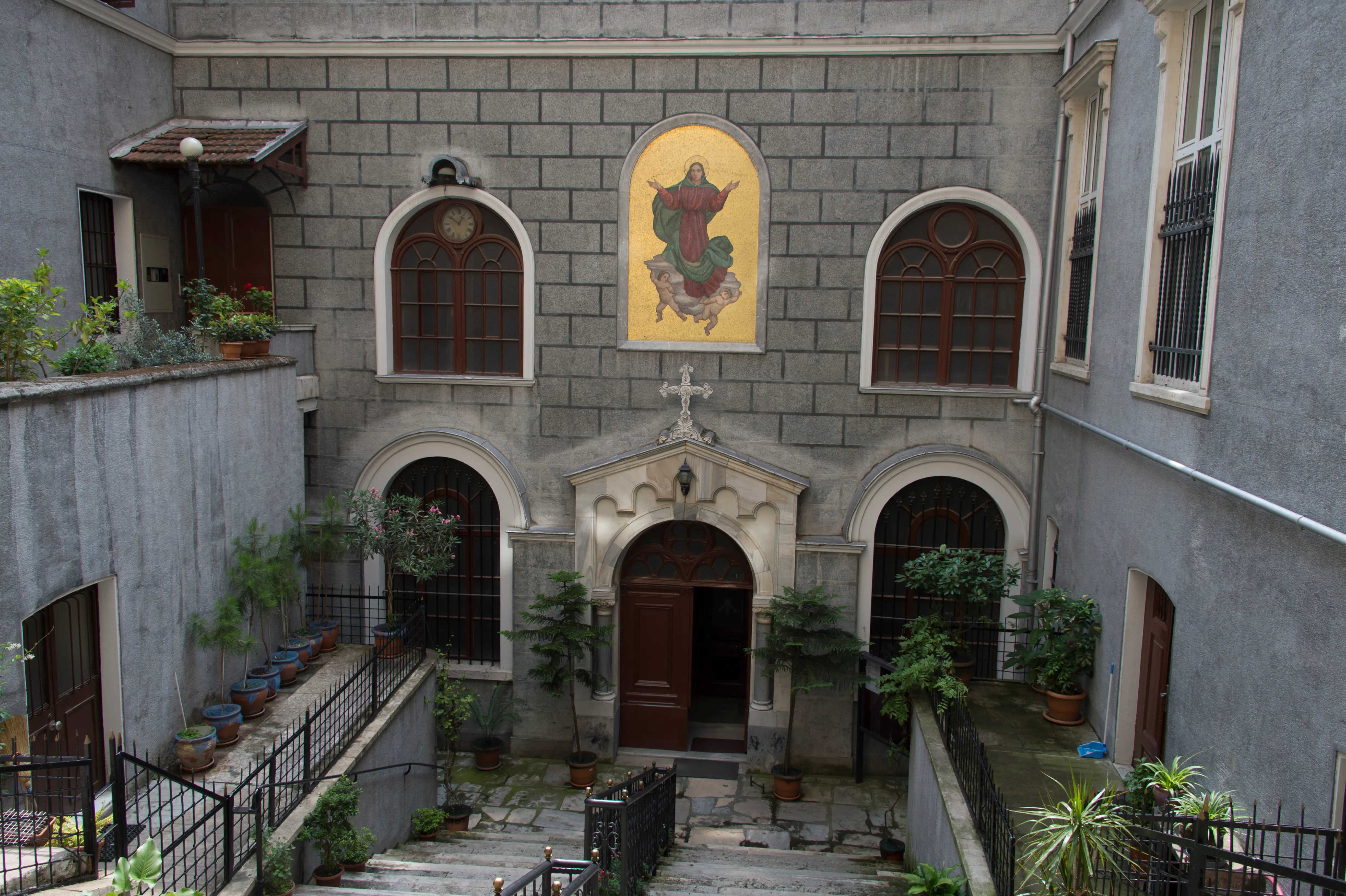 İstiklal Caddesi'nden St. Maria Draperis merdivenleri