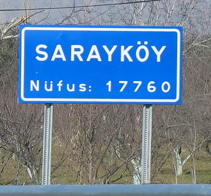 Sarayköy'ün girişini gösteren tabela