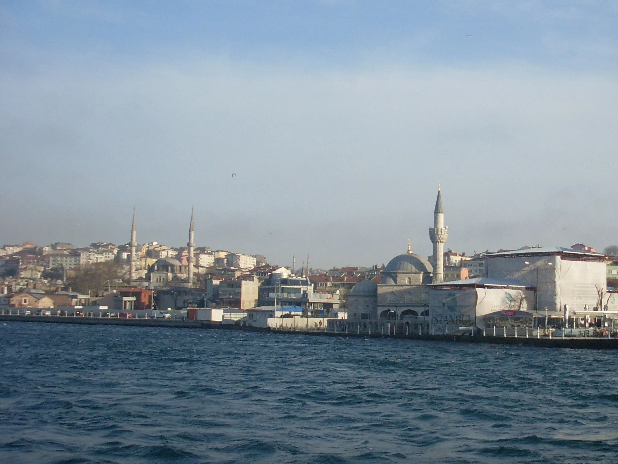 Şemsi Paşa Camii (sağda), Yeni Valide Camii (solda) (Şubat 2013)