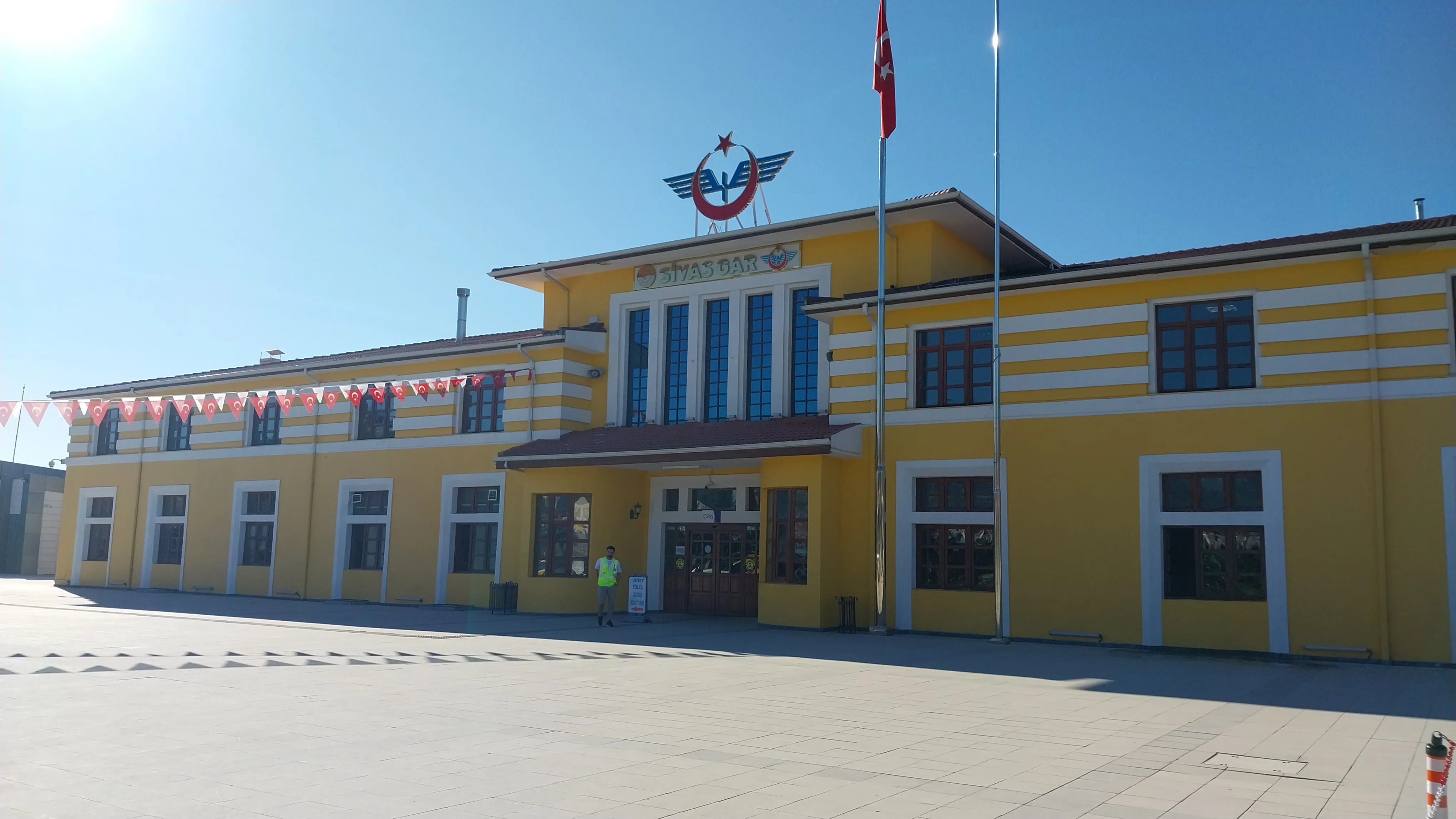 Gar binası