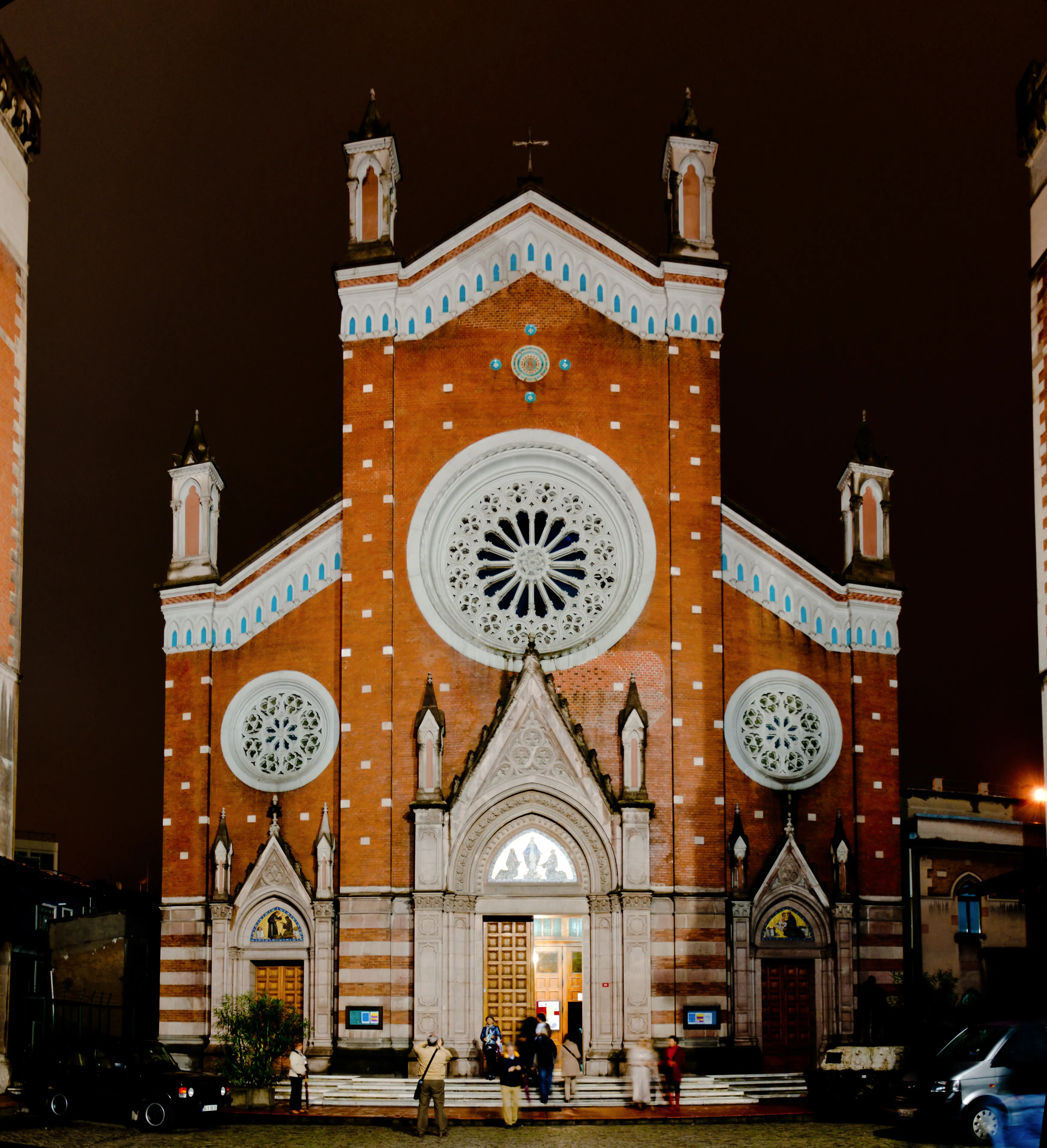 St. Antuan Katolik Kilisesi'nin gece görünüşü