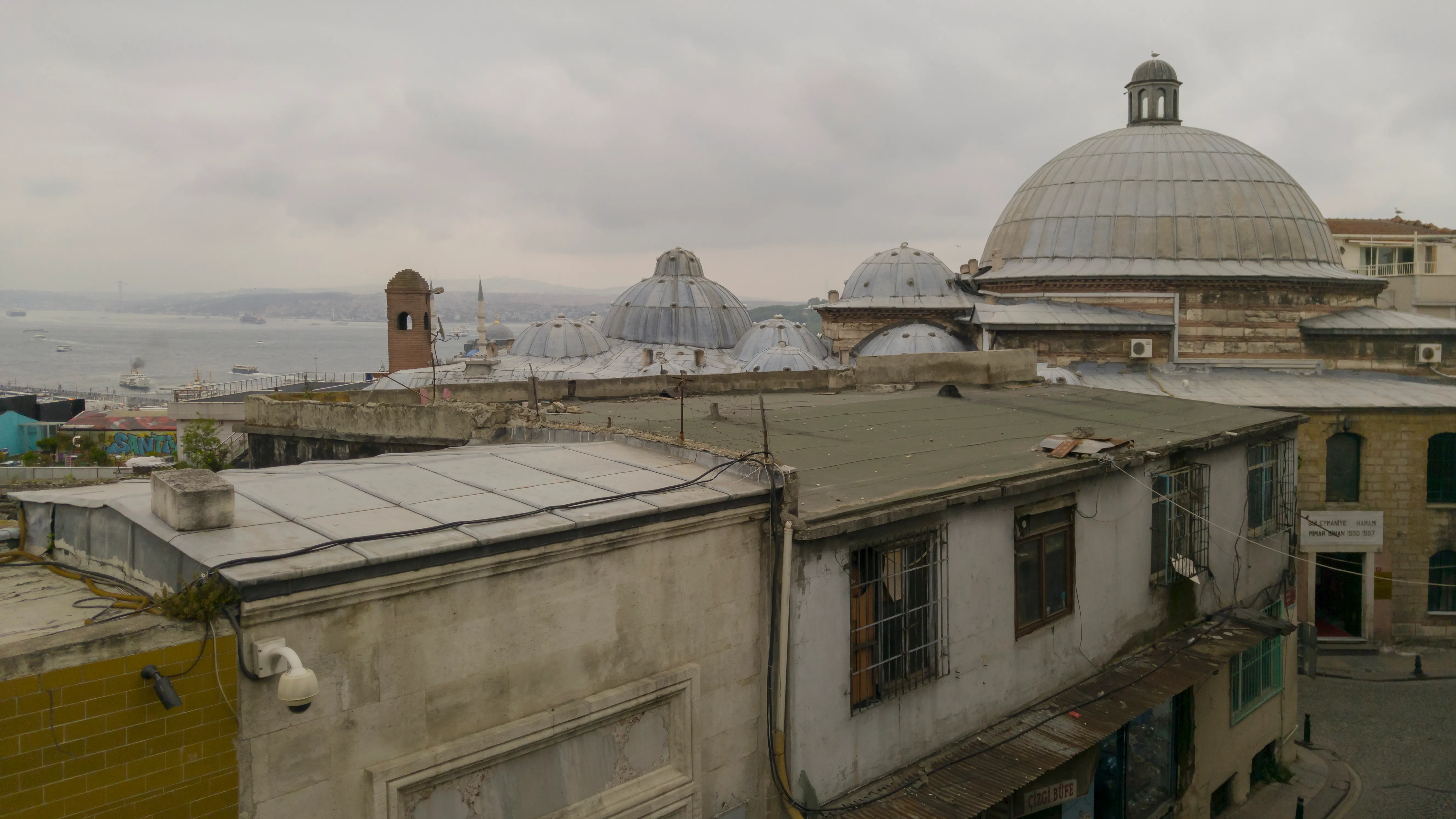 Hamam ve kubbelerinin çatıdan görünümü