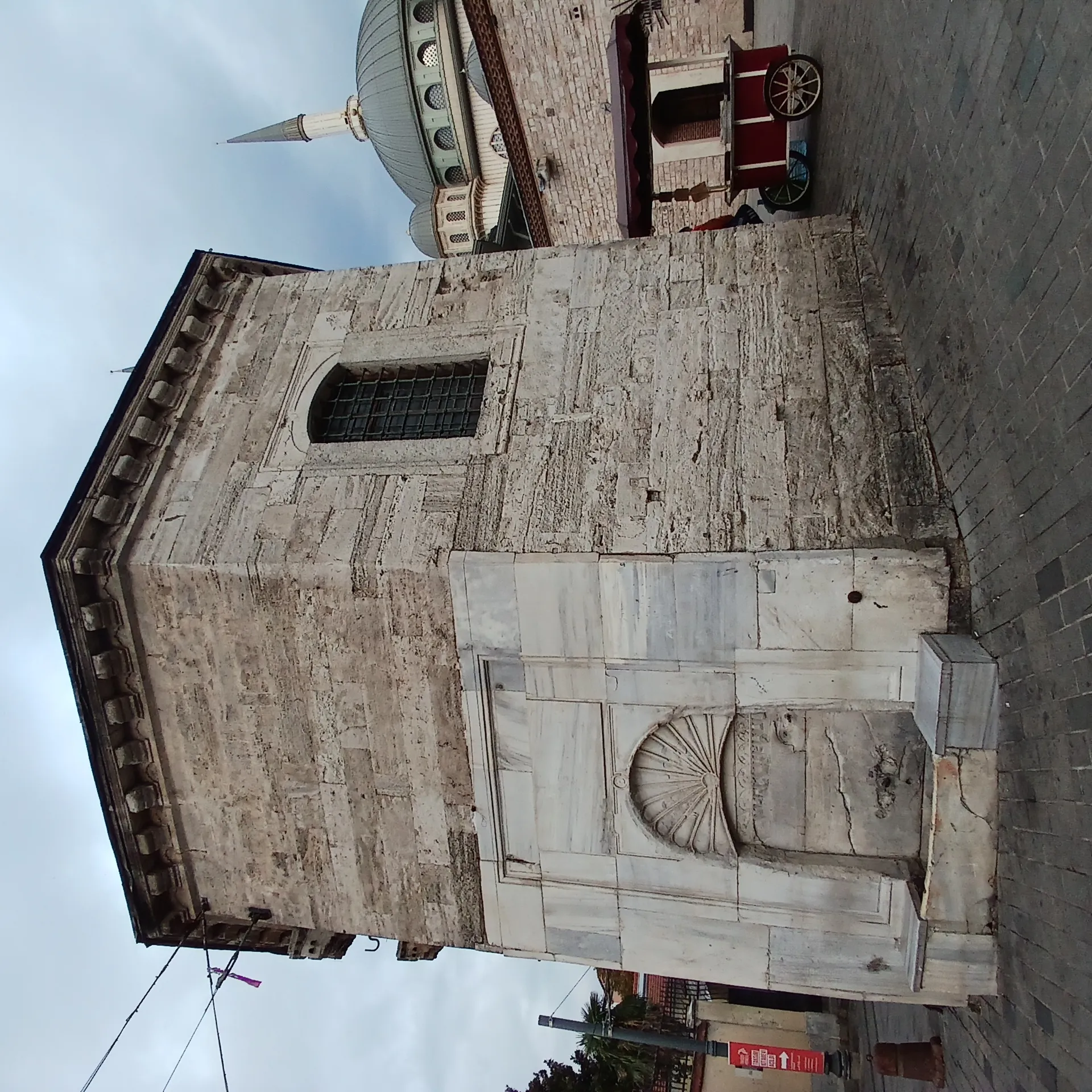 I. Mahmut çeşmesi (sağdaki çeşme)