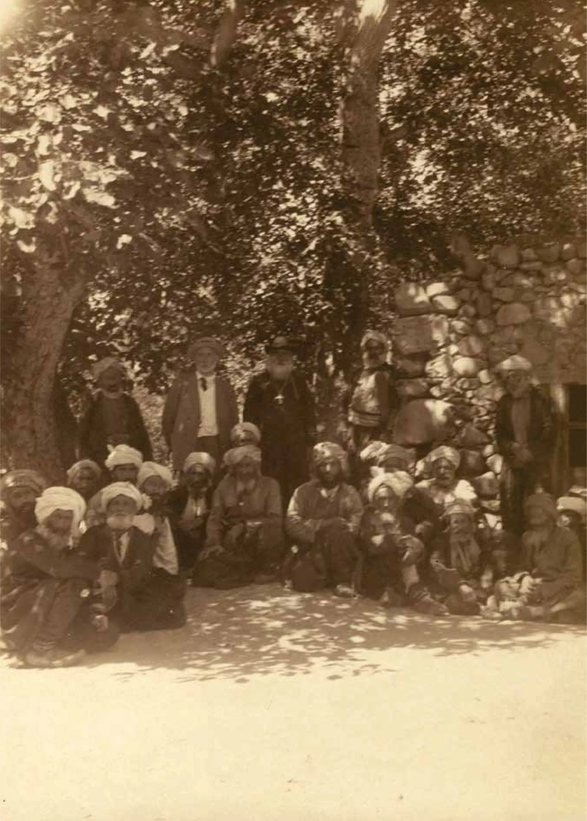Ekvtime Takaişvili ve rahip İpolite, Othta/Dört Kilise (Tekkale) köyü sakinleriyle, 1917.