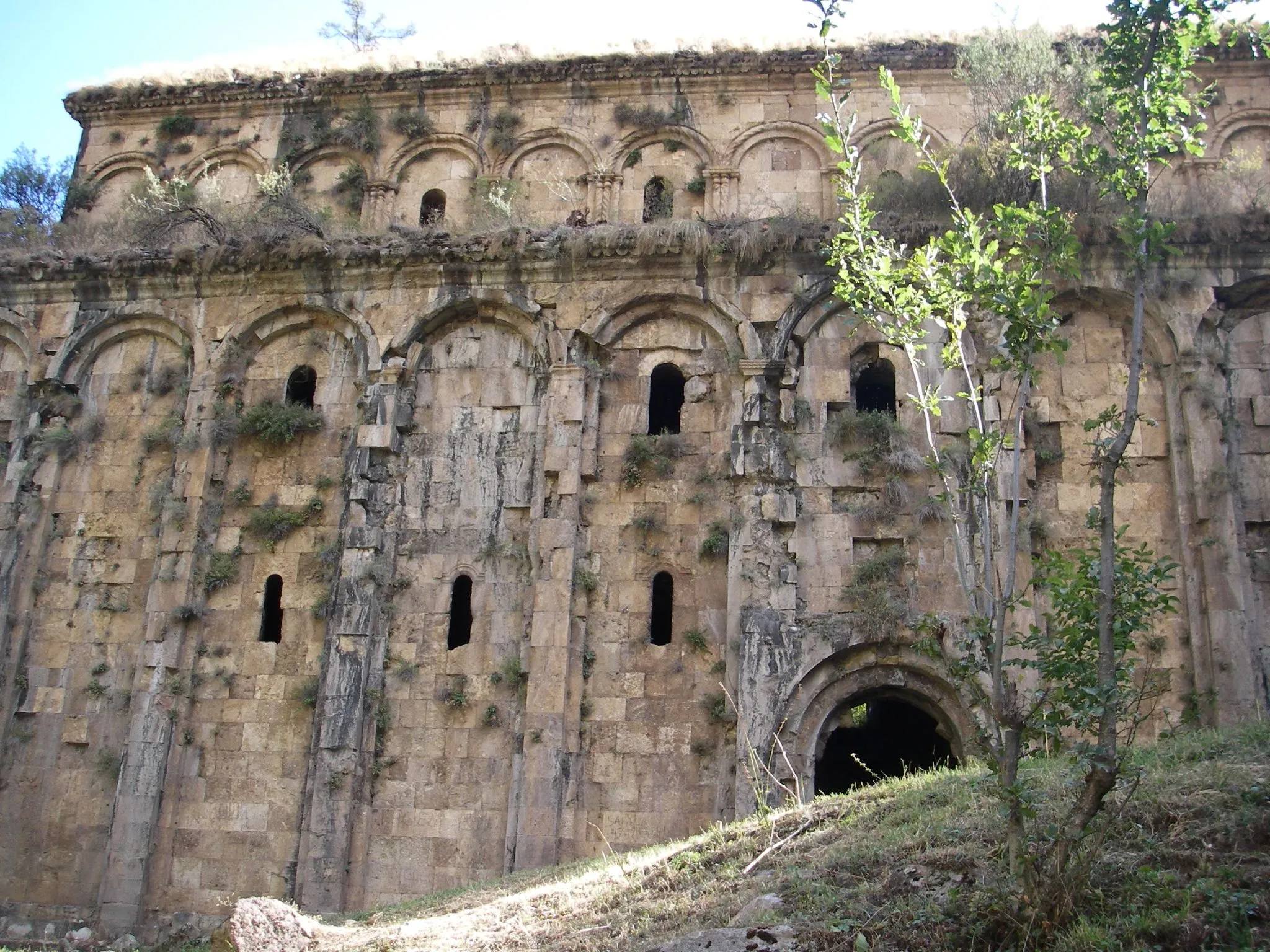 Ana kilisenin güney nefi ve kapısı.