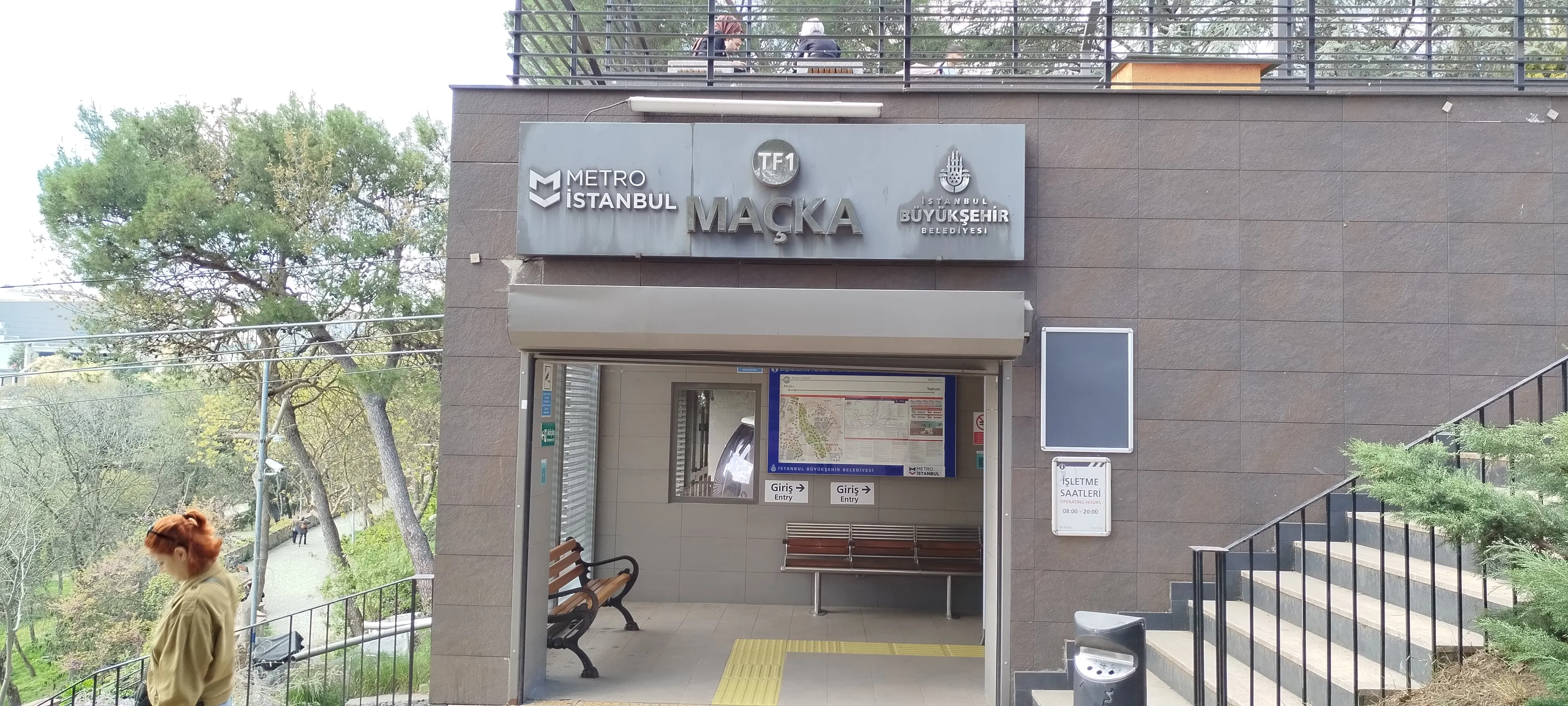 Maçka istasyonunun girişi