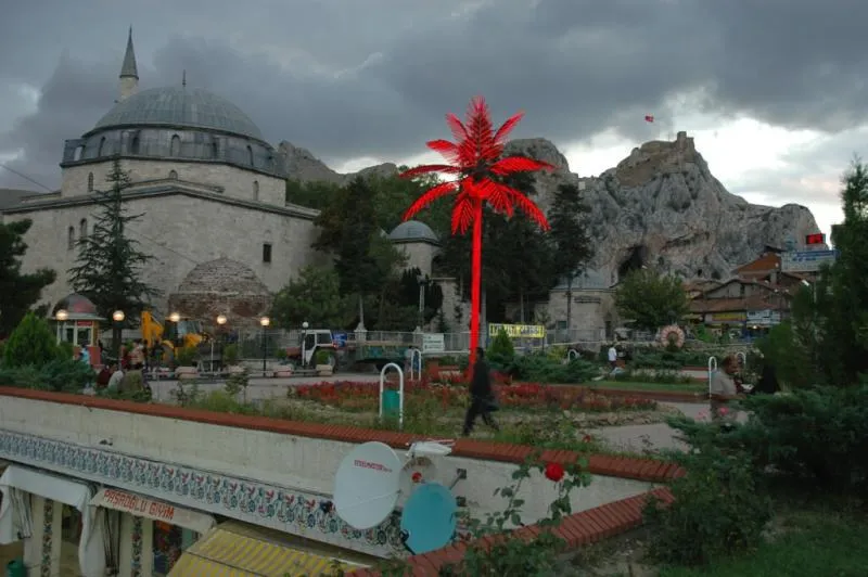 Cumhuriyet Meydanı'ndan kalenin görünümü.