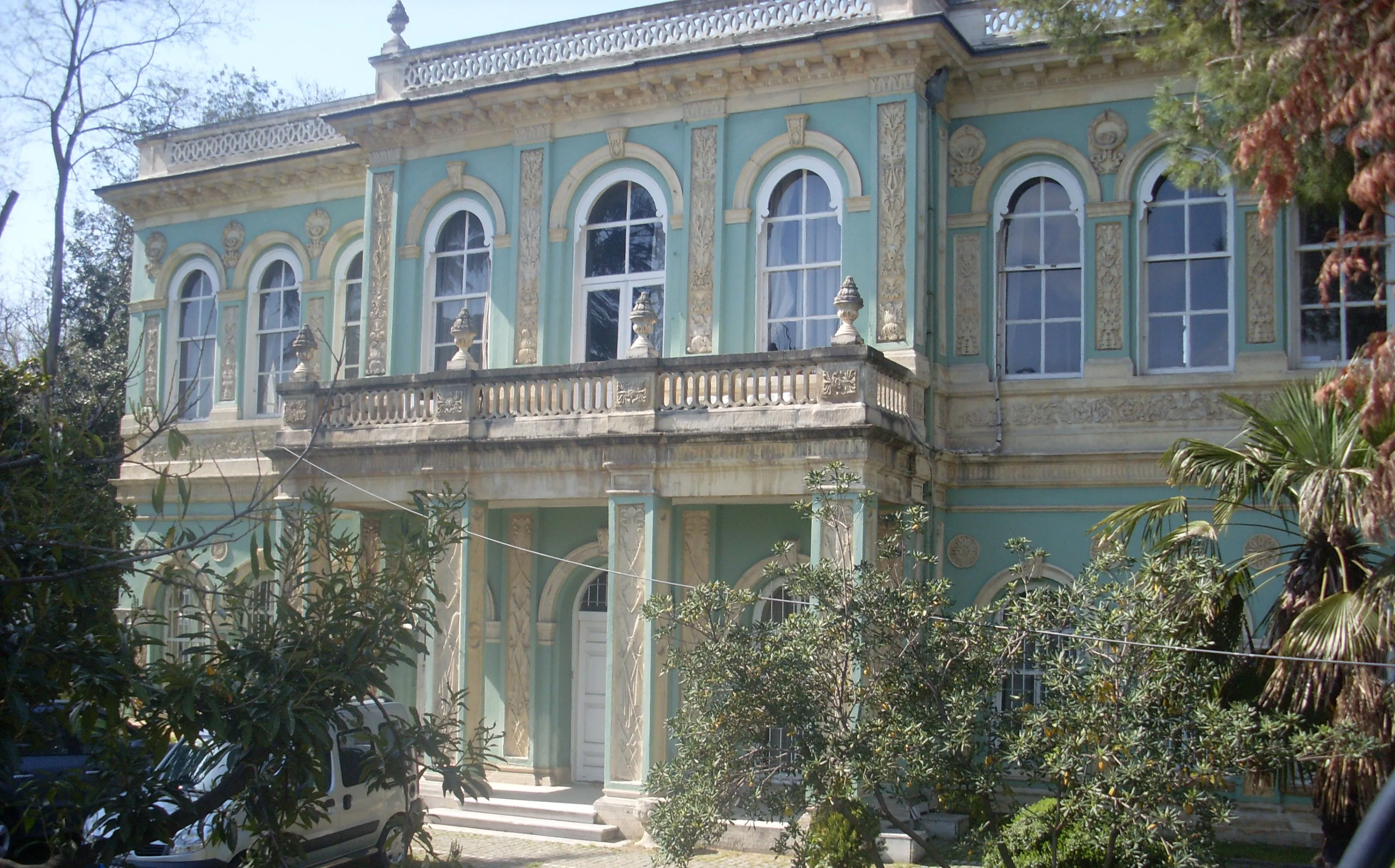 Kasrın denize bakan cephesi ve kapısı (Nisan, 2013)
