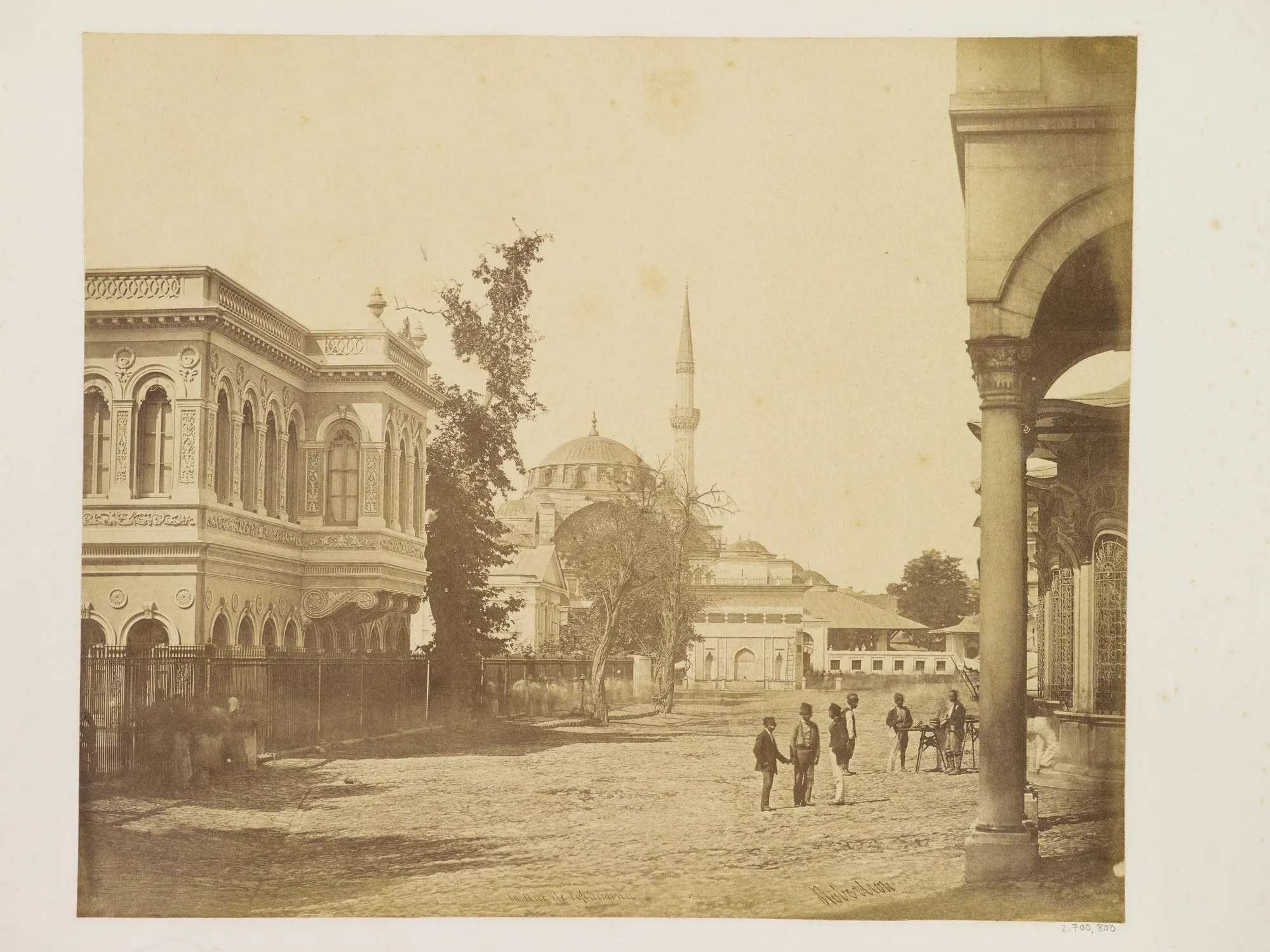 1855 yılında Tophane Kasrı'nın görünümü (solda). Arka planda Tophane Çeşmesi, onun arkasında Kılıç Ali Paşa Camii ayrıca görülmektedir.