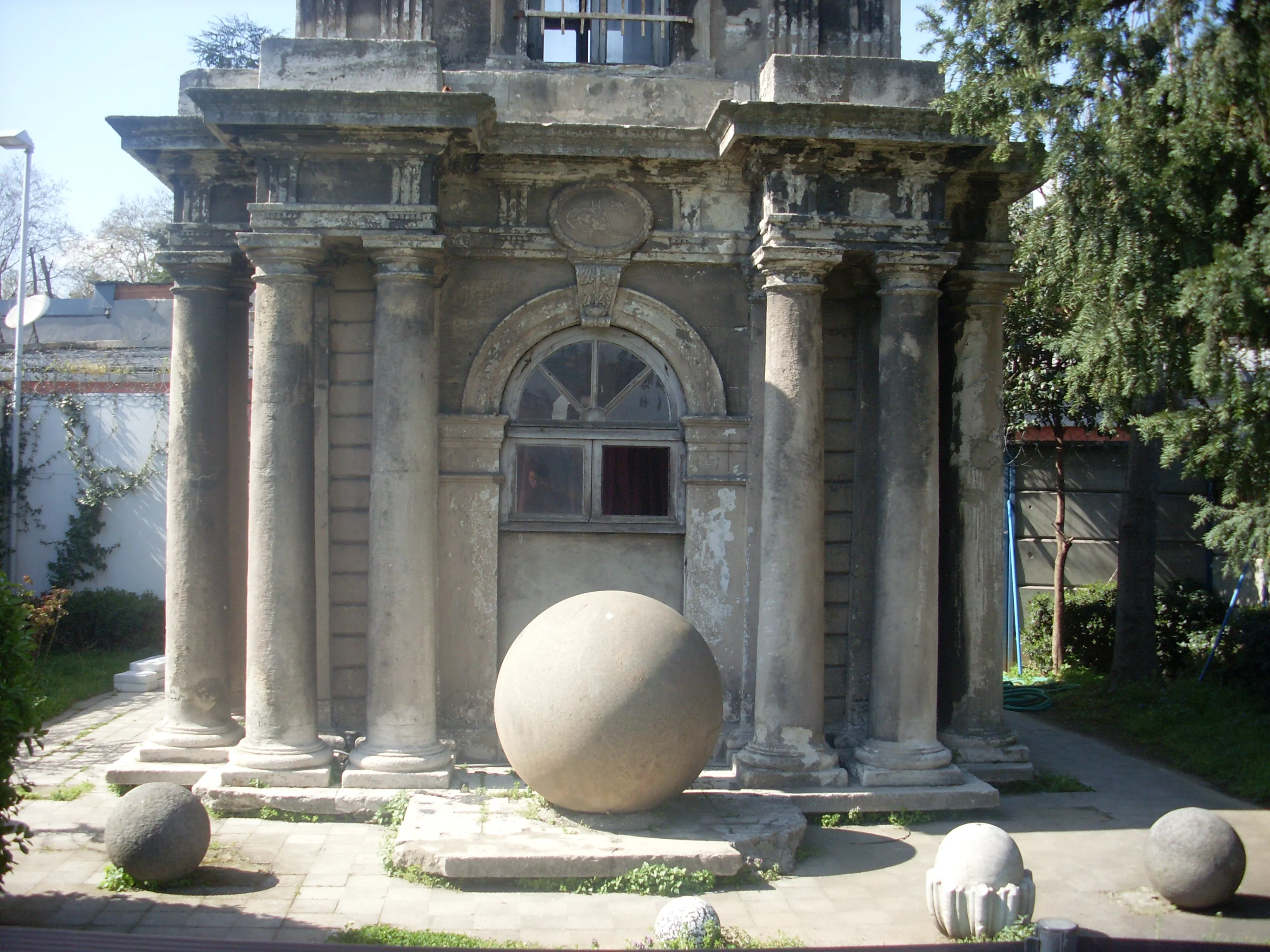 Kulenin denize bakan cephesindeki kapısı (Nisan, 2013)