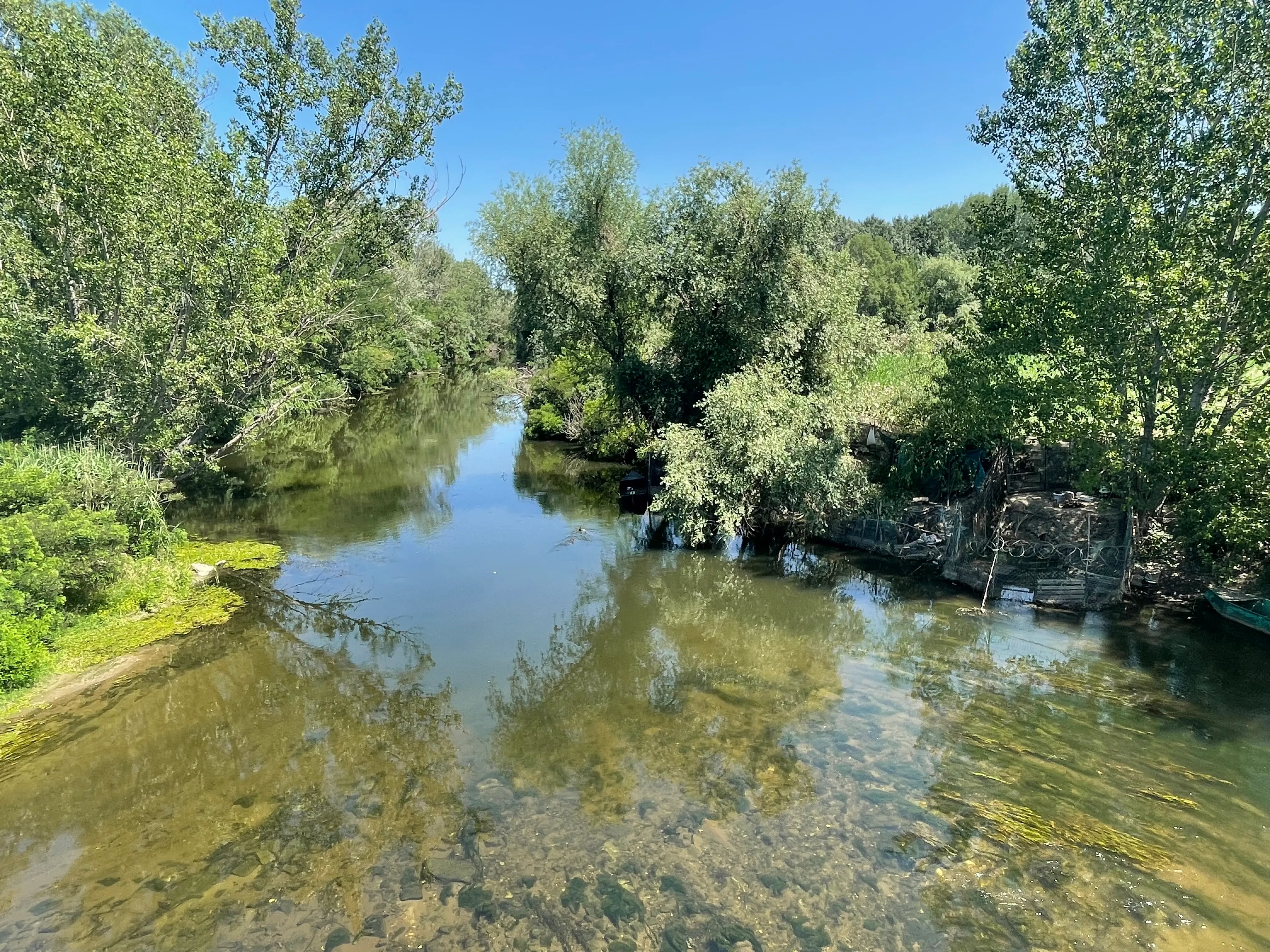 Türkiye'nin Edirne şehrinde, Hadım Şehabettin Paşa tarafından inşa edilen Saraçhane Köprüsü üzerinden çekilmiş Tunca Nehri'nin bir fotoğrafı.