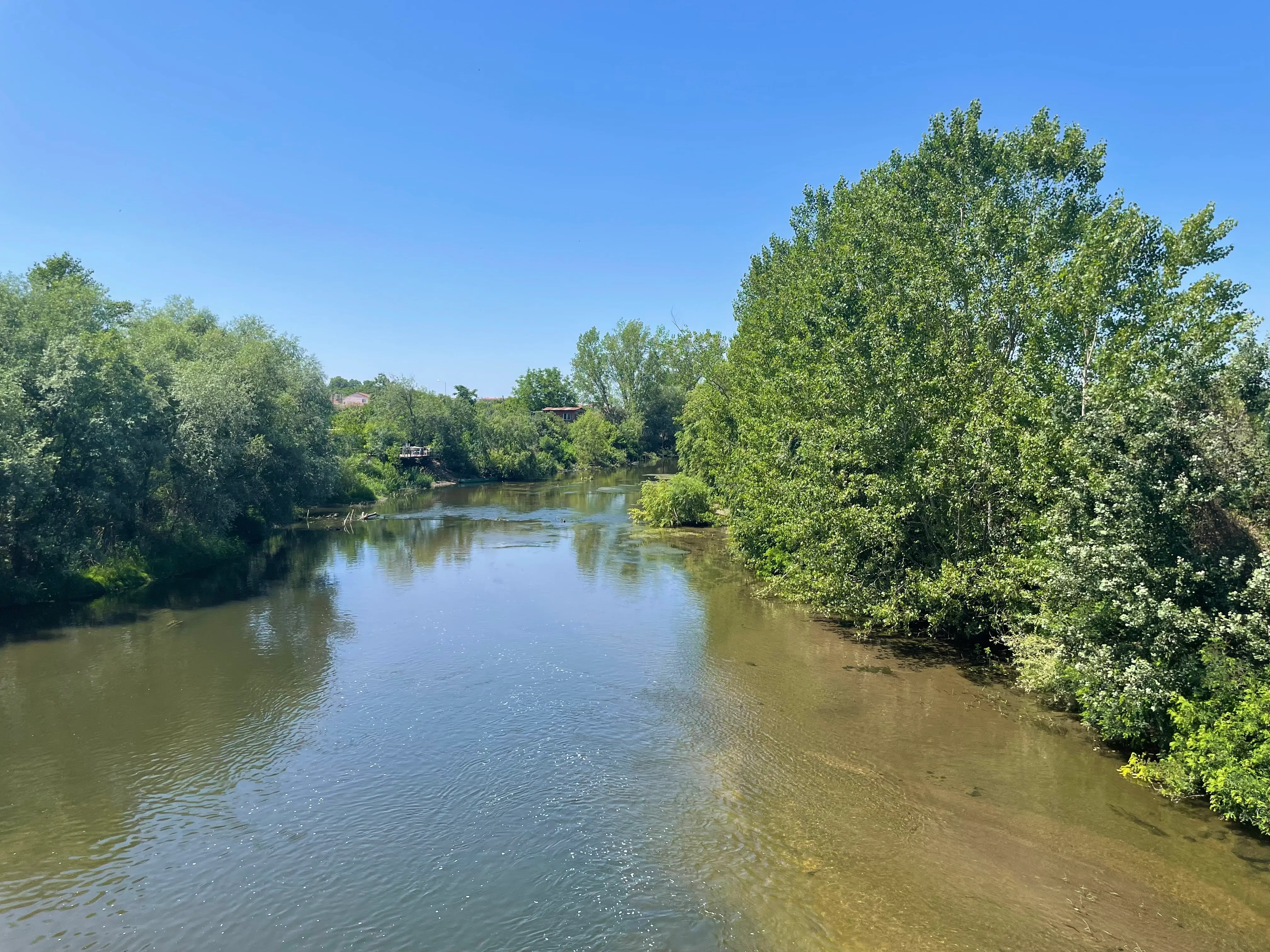 Türkiye'nin Edirne şehrinde, Hadım Şehabettin Paşa tarafından inşa edilen Saraçhane Köprüsü üzerinden çekilmiş Tunca Nehri'nin bir fotoğrafı.