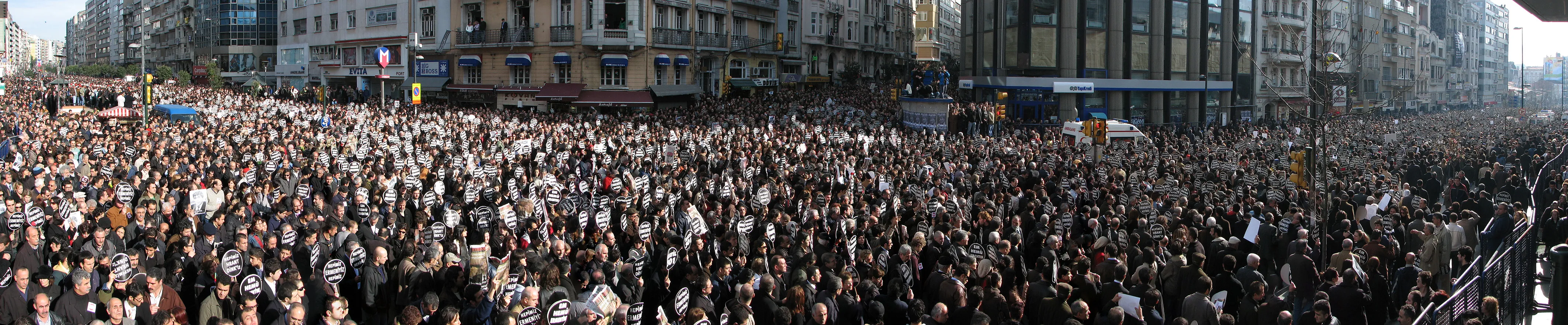 Öldürülen gazeteci Hrant Dink'in cenazesi sırasında İstanbul'da 100.000'den fazla kişinin yürüdüğü protestolar. Protestocular 