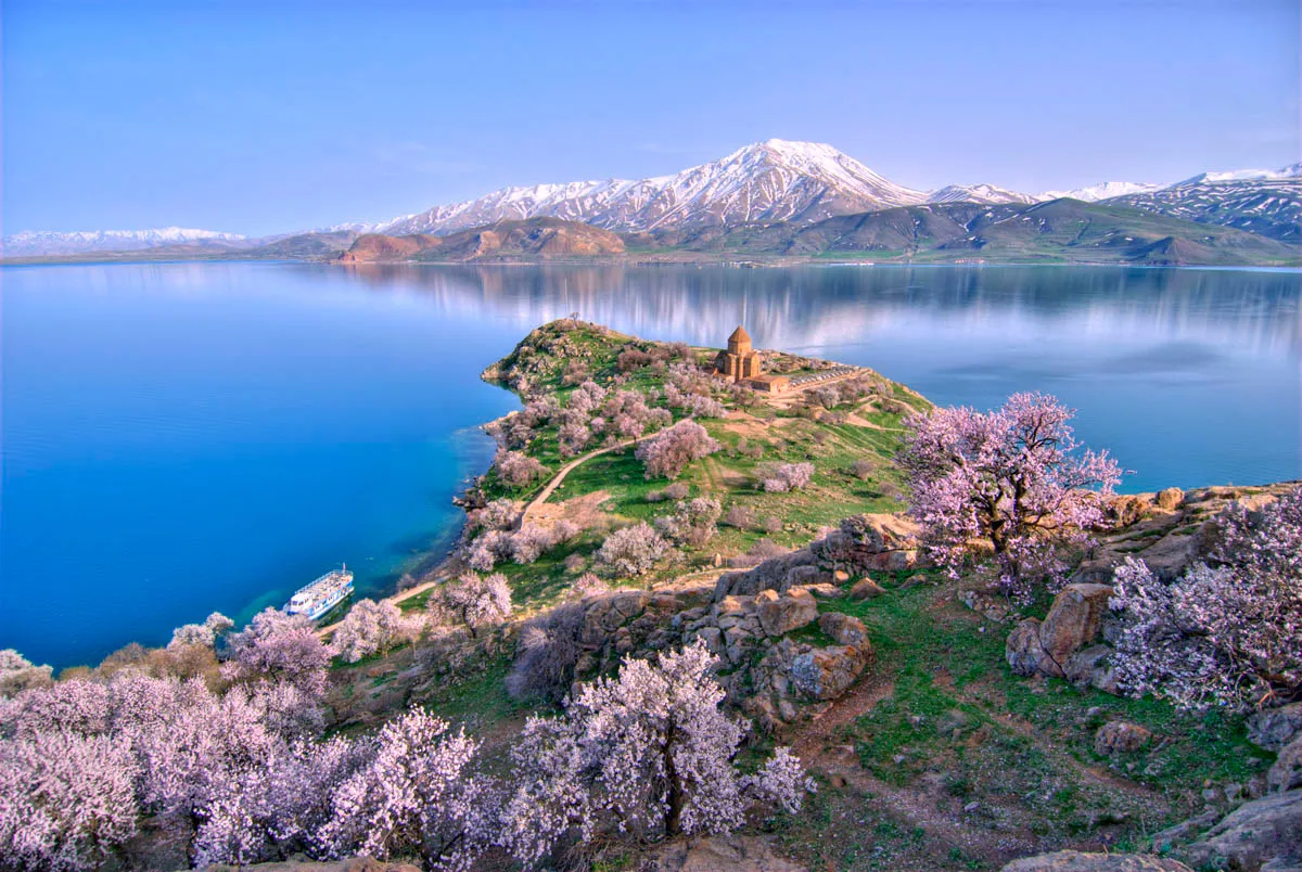 Akdamar Adası ile Surp Haç Kilisesi