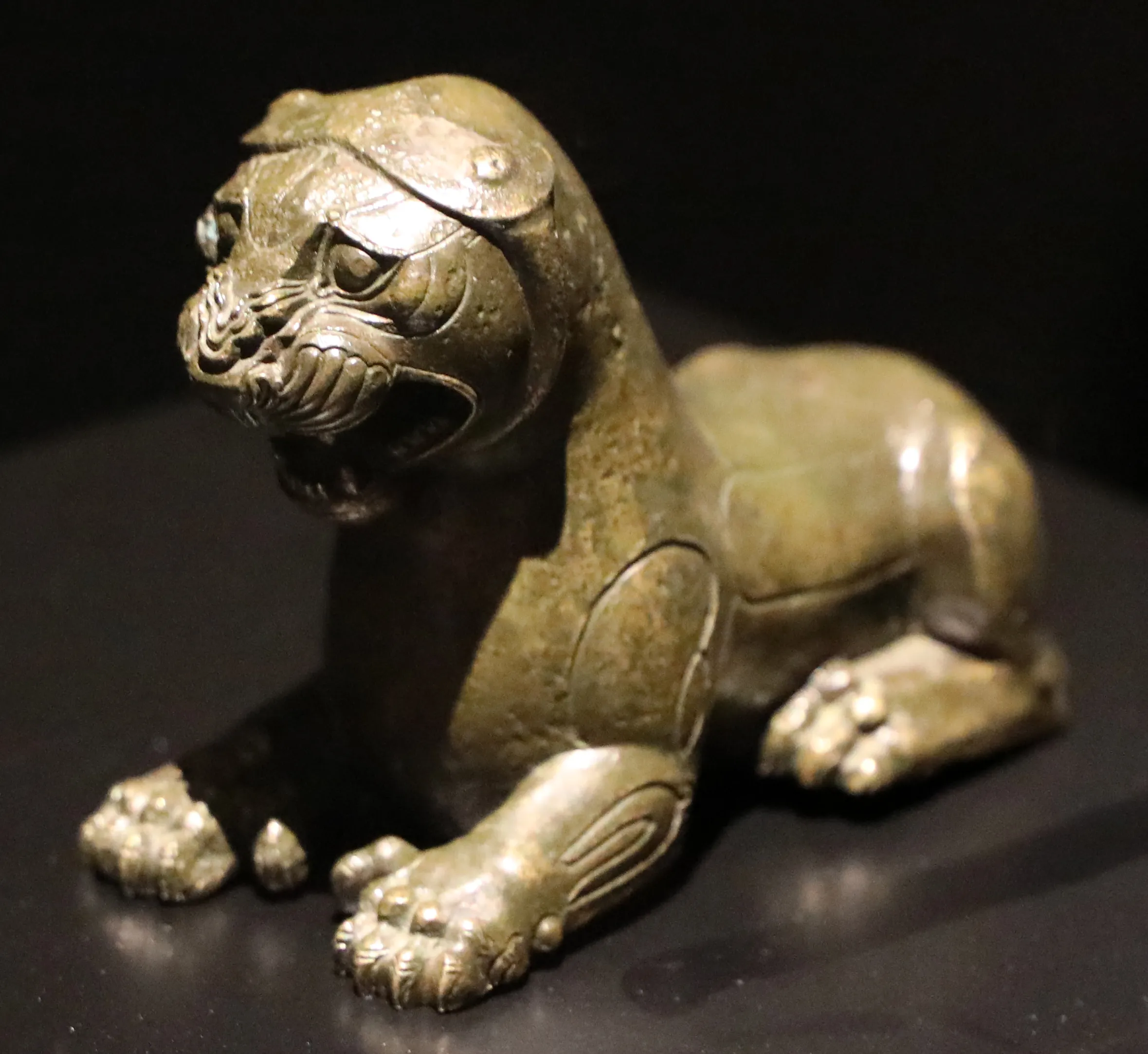 Urartu dönemi Bronz aslan heykelciği