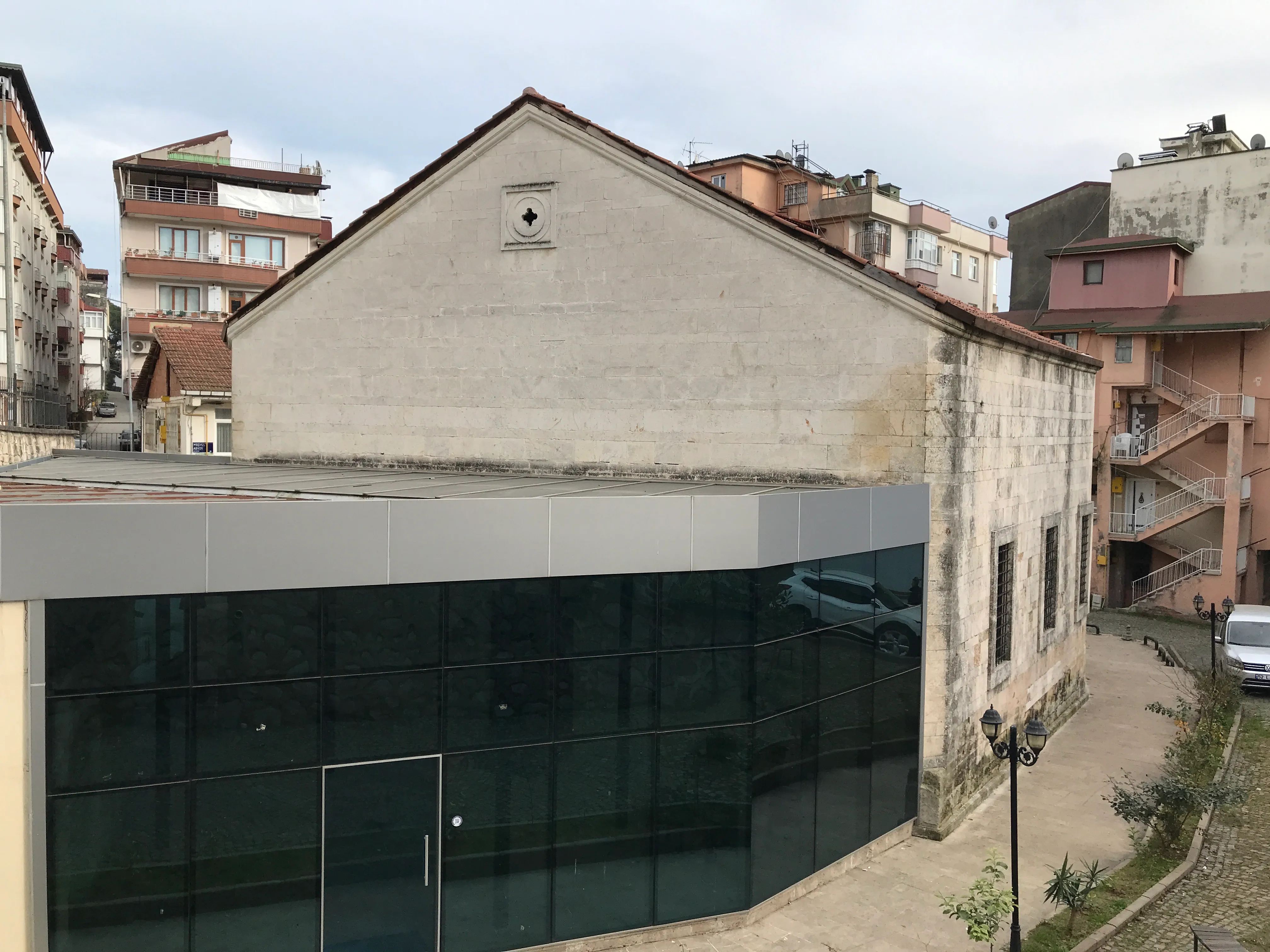 Yalı Kilisesi'nin batıdan görünüşü
