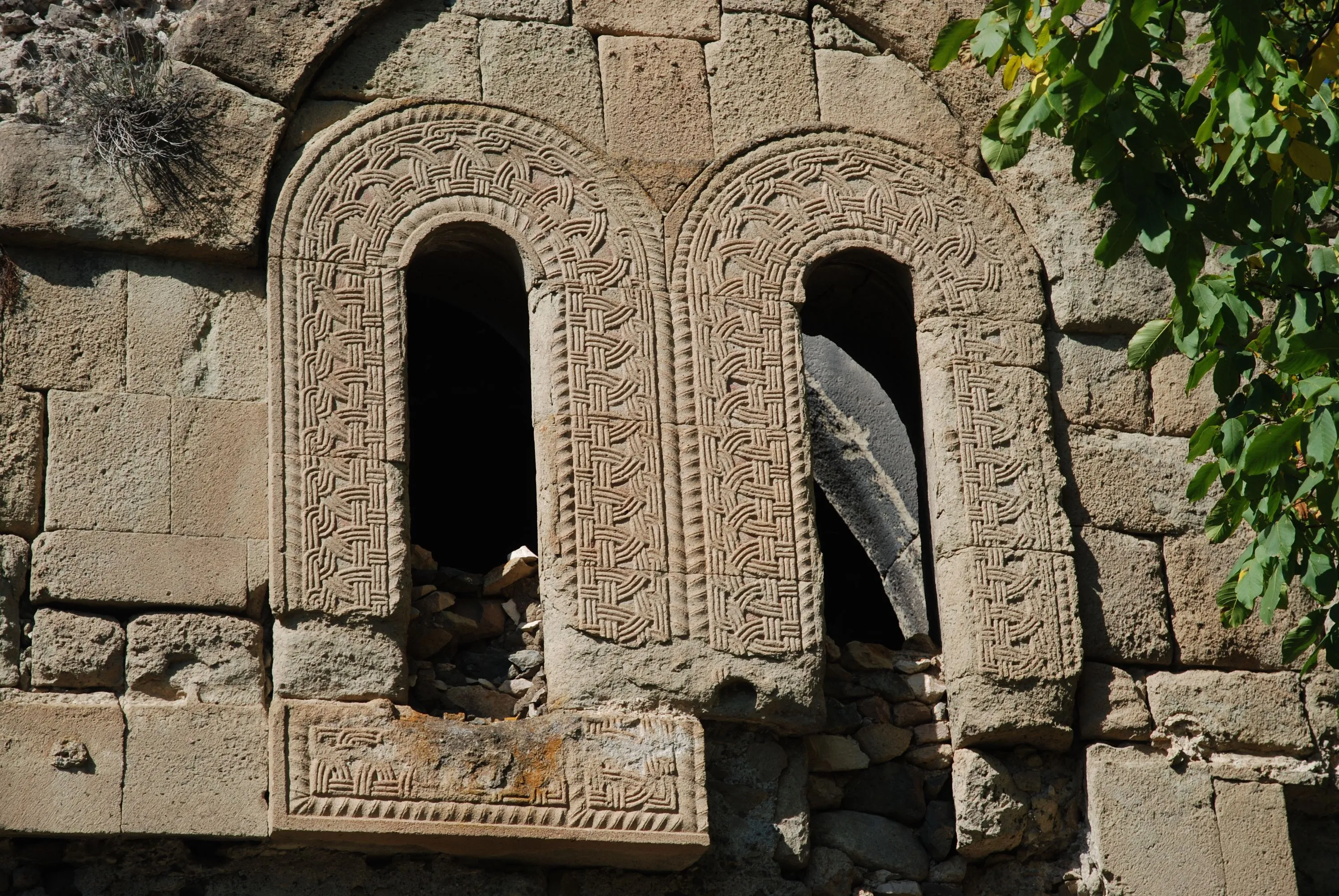 Yeni Rabat Kilisesi'nin güney cephesindeki pencere açıklıkları; 2012.